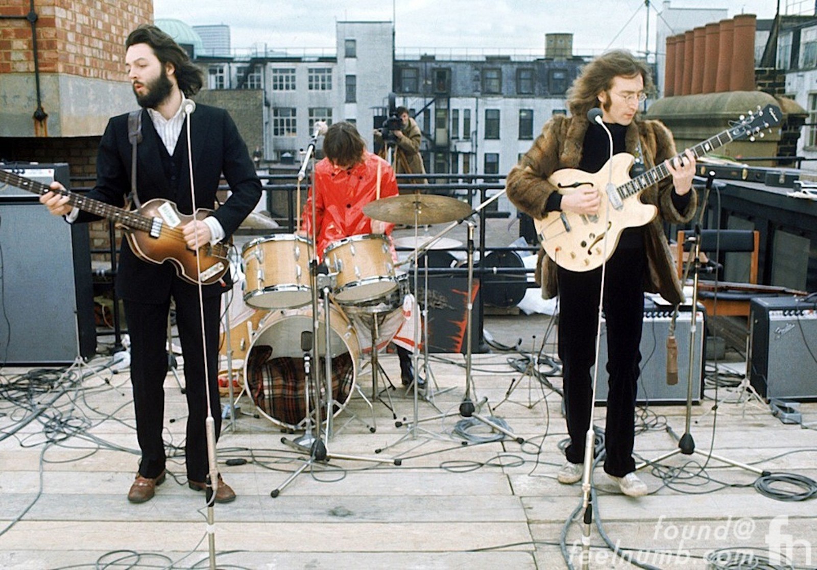 Sorpresa. En la memoria colectiva permanece la imagen de Lennon con su abrigo de pieles, McCartney con su look de barba y Starr con la chamarra que le prestó su esposa. (ESPECIAL)