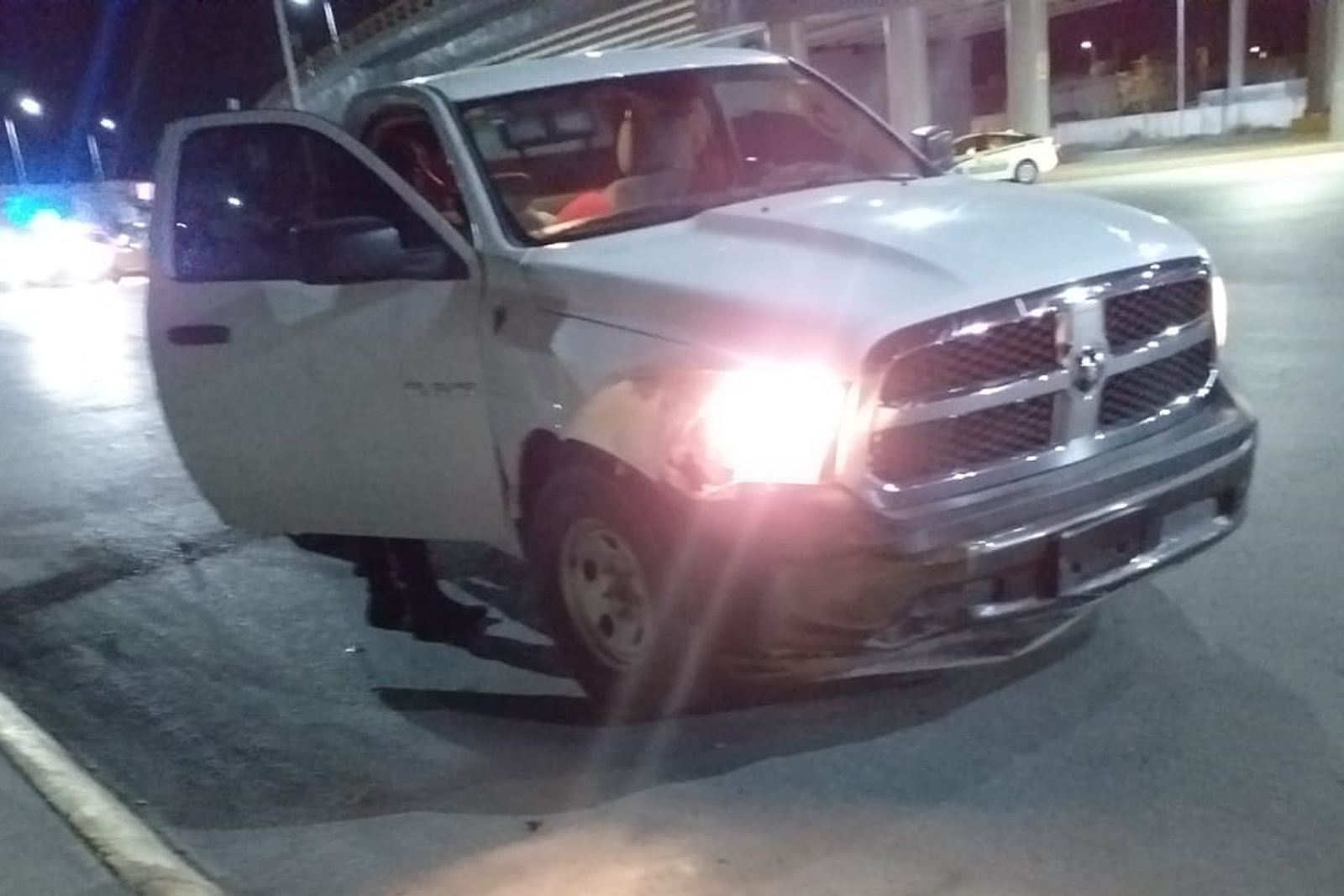 Accidente. La camioneta Dodge Ram se impactó contra un taxi Chevrolet Spark de la base Mandarinas.(EL SIGLO DE TORREÓN) 