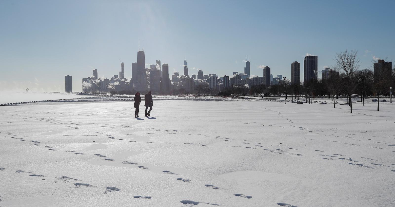 Río congelado. Una pareja camina por el ríoMississippi congelado, en Chicago, Illinois. (EFE)