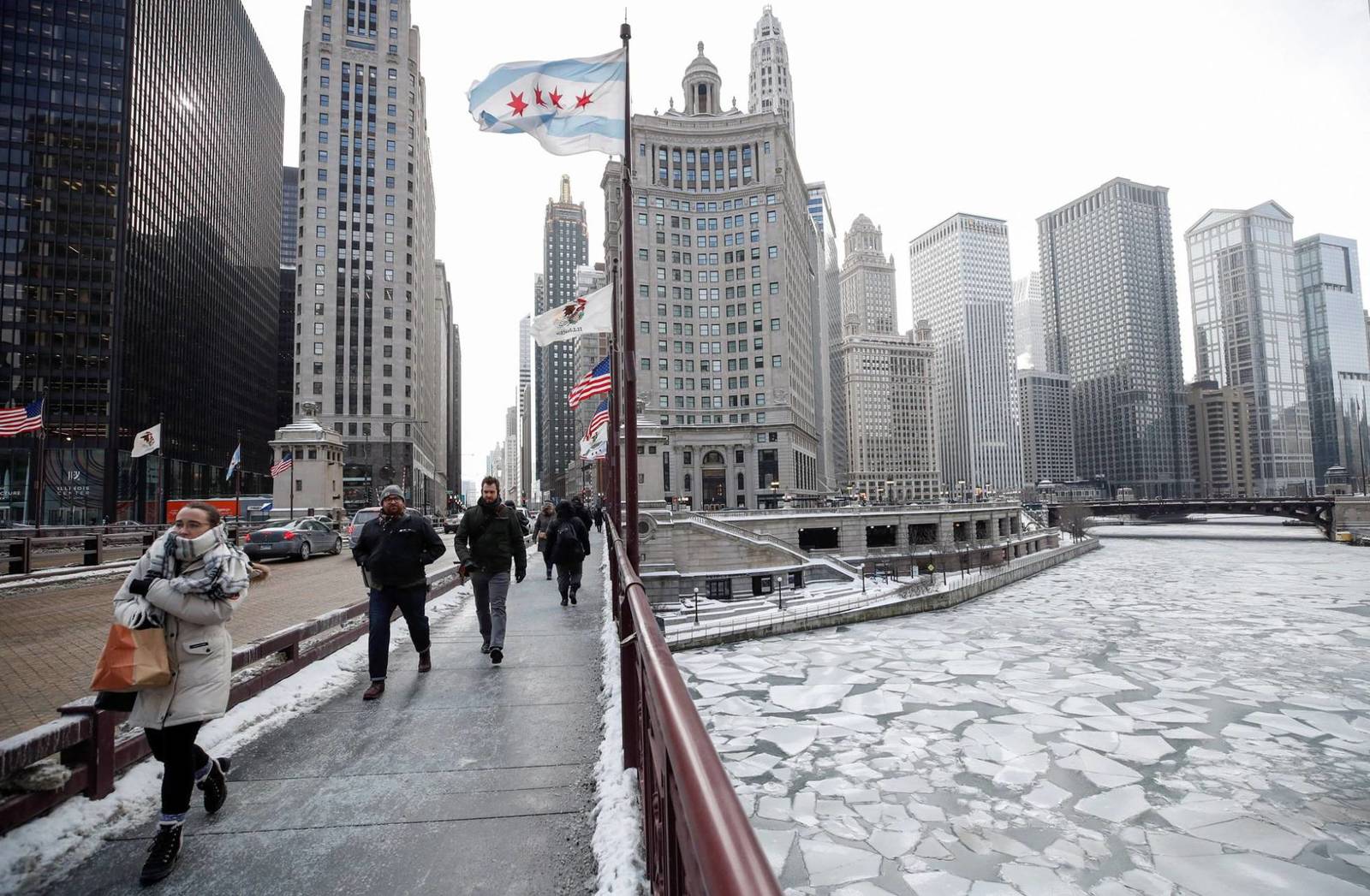 En la calle. Un grupo de personas caminan durante la ola de frío polar en la ciudad de Chicago, Illinois. (EFE)