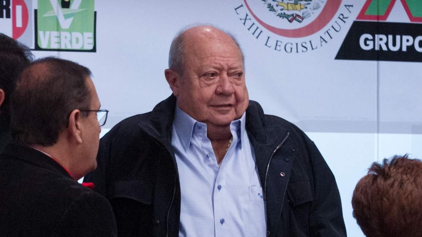 El líder del sindicato petrolero, Carlos Romero Deschamps, tiene una denuncia en su contra en la Fiscalía General de la República por posible robo de combustible. (TWITTER)