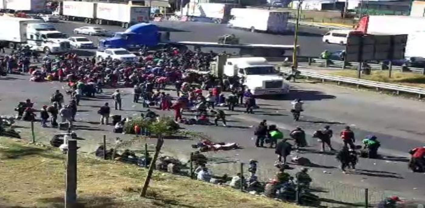 La caravana migrante avanza por la autopista México-Querétaro, a la altura de Tepotzotlán, informó la Secretaría de Seguridad del Estado de México, a través del Centro de Comando, Control, Cómputo, Comunicaciones y Contacto Ciudadano (C5) mexiquense. (TWITTER)