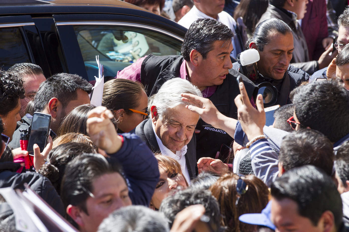 En su gira de trabajo por esta entidad, López Obrador llegó al recinto ferial de esta capital a bordo de una camioneta tipo Suburban negra sin ningún dispositivo de seguridad. (EL SIGLO DE TORREÓN) 

