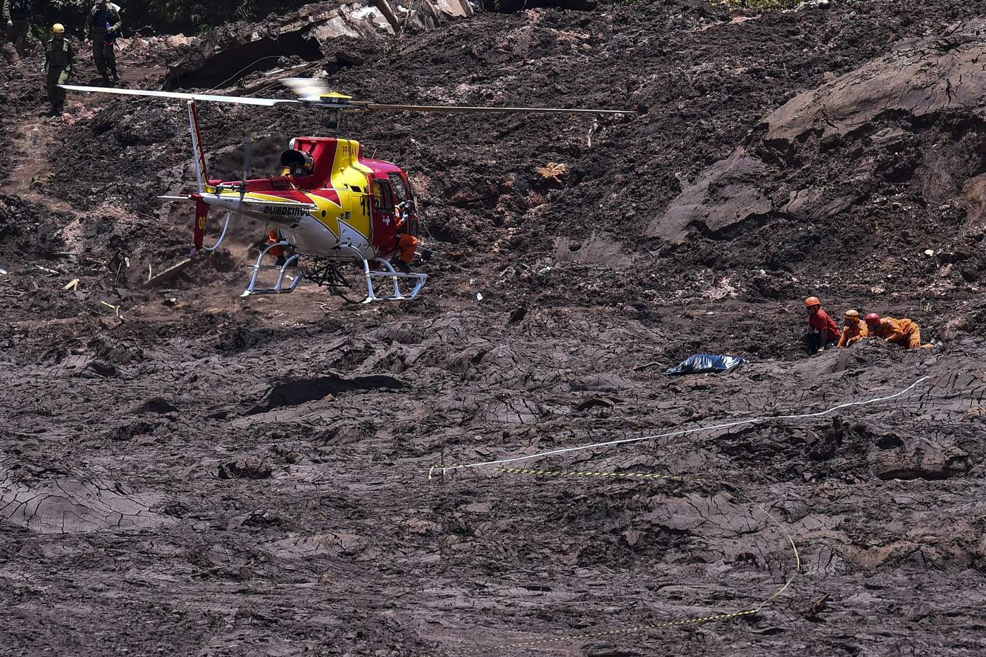 Rescatistas del cuerpo de bomberos de Minas Gerais localizaron a 11 nuevas víctimas este jueves, en el sexto día de búsqueda tras el incidente, de acuerdo con el diario local O Globo. (ARCHIVO)