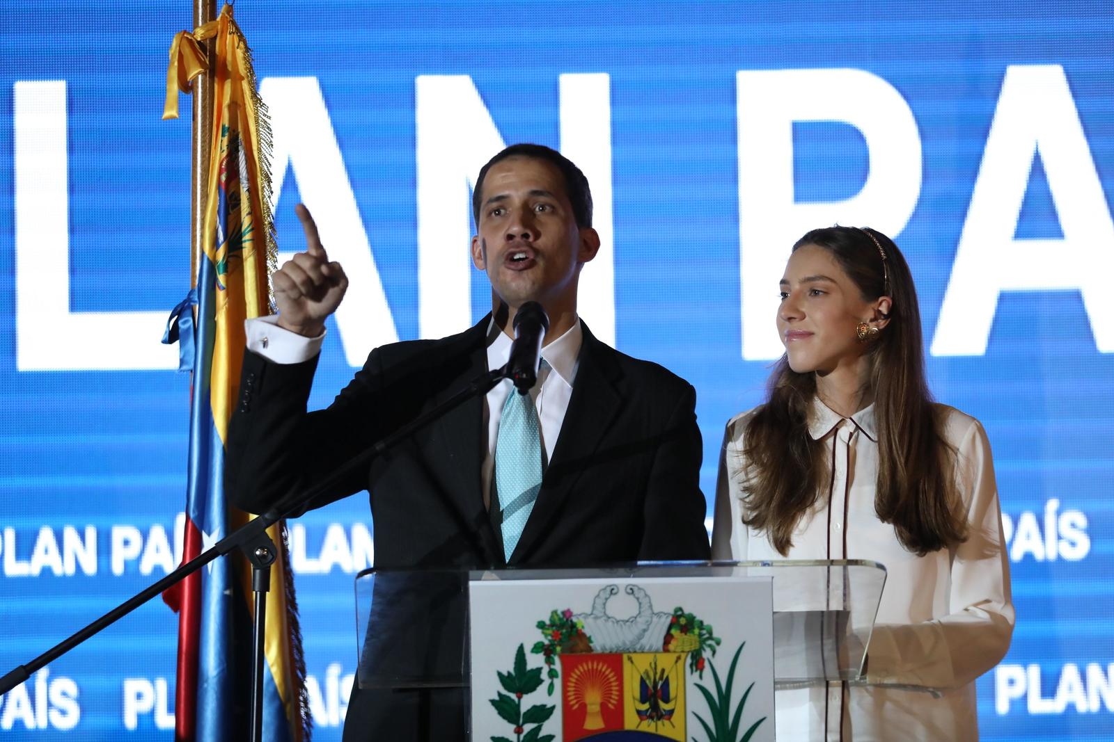 Plan País. El jefe del Parlamento, Juan Guaidó, acompañado de su esposa, Fabiana Rosales, presenta el Plan País en Caracas. (EFE)