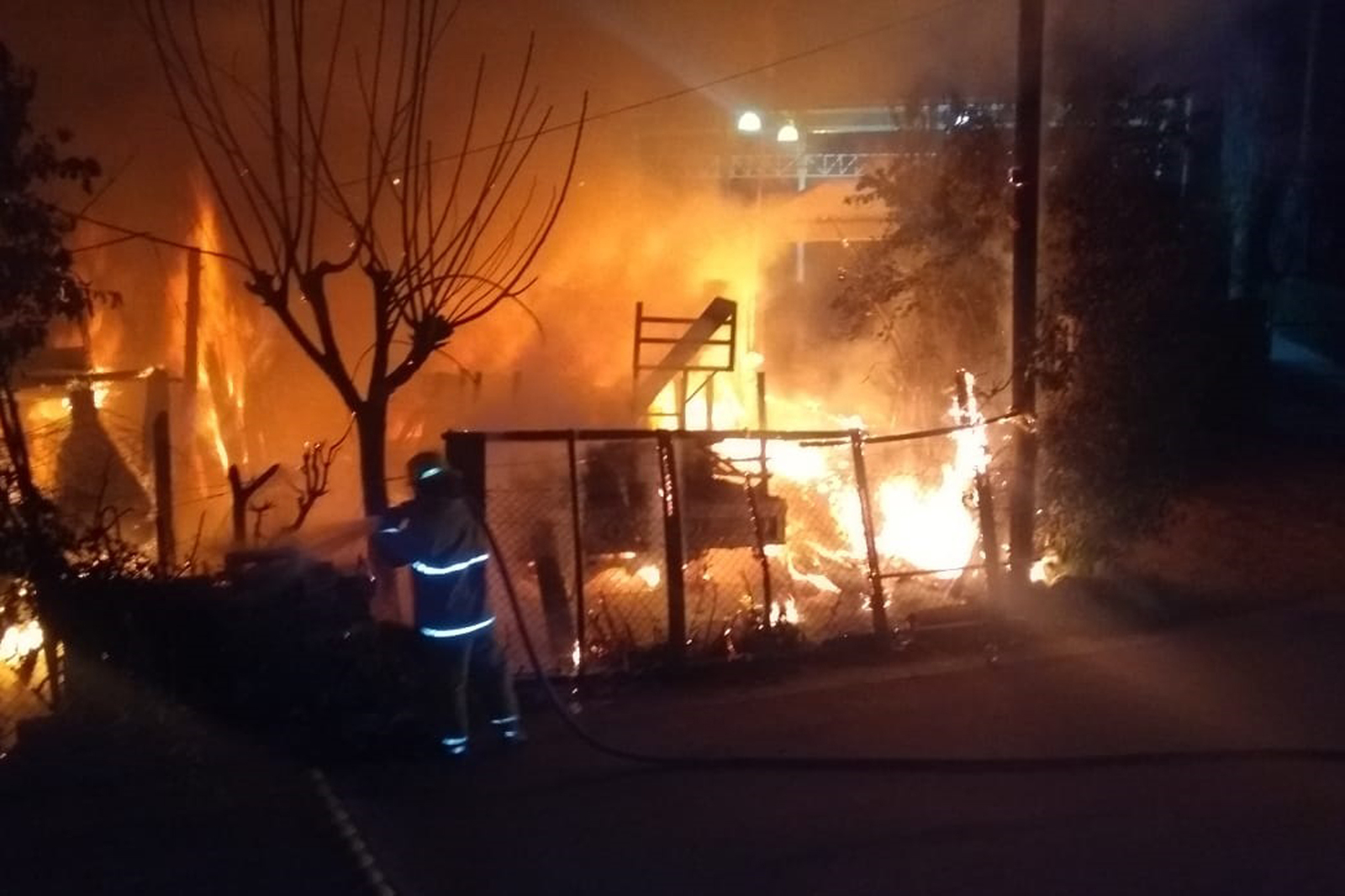 Siniestro. Fuego acaba con camión de tres toneladas estacionado en el patio de una casa, en el ejido San Carlos, de Lerdo. (EL SIGLO DE TORREÓN)