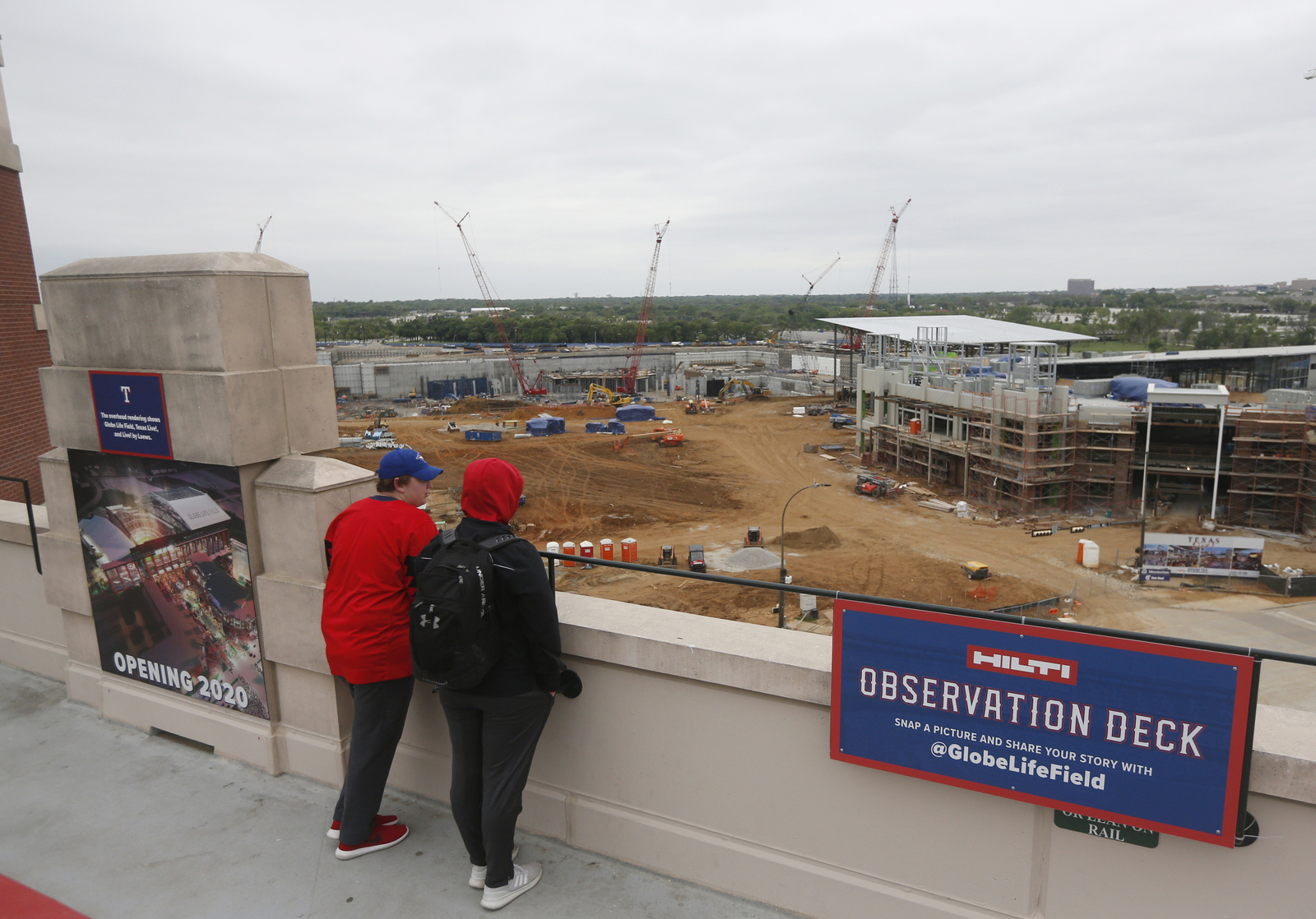 Fanáticos observaban la construcción del nuevo estadio de los Rangers de Texas, en abril del año pasado.