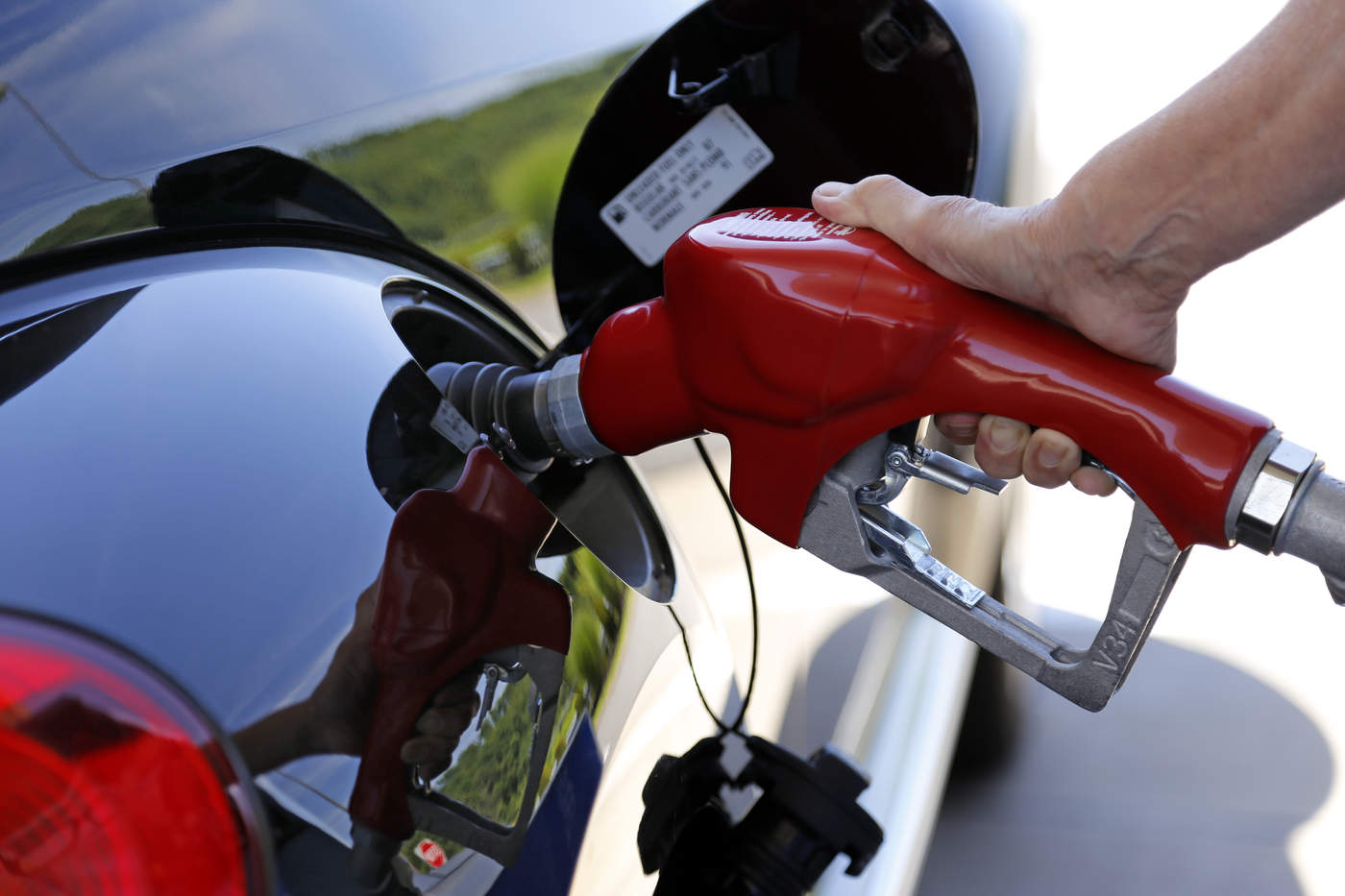 Algunas estaciones de servicio reportaron que llevan varios días sin gasolina roja, pero continuaban con la venta sin problema de verde y diésel.  (ARCHIVO)