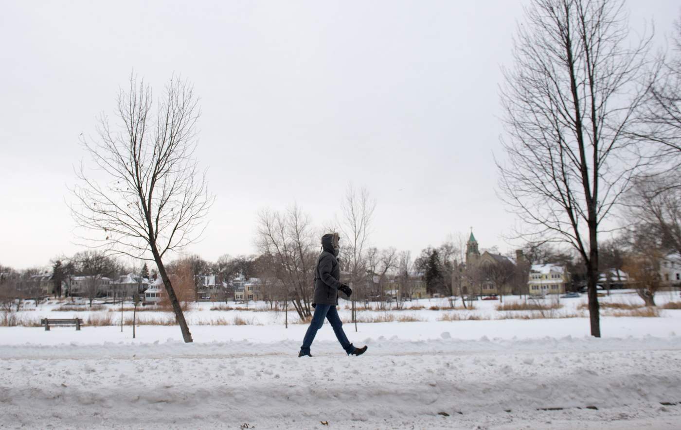 Caminata. Una mujer camina por un parque en St. Paul, Minnesota con un frío similar al que se registra en la Antártida. (EFE)