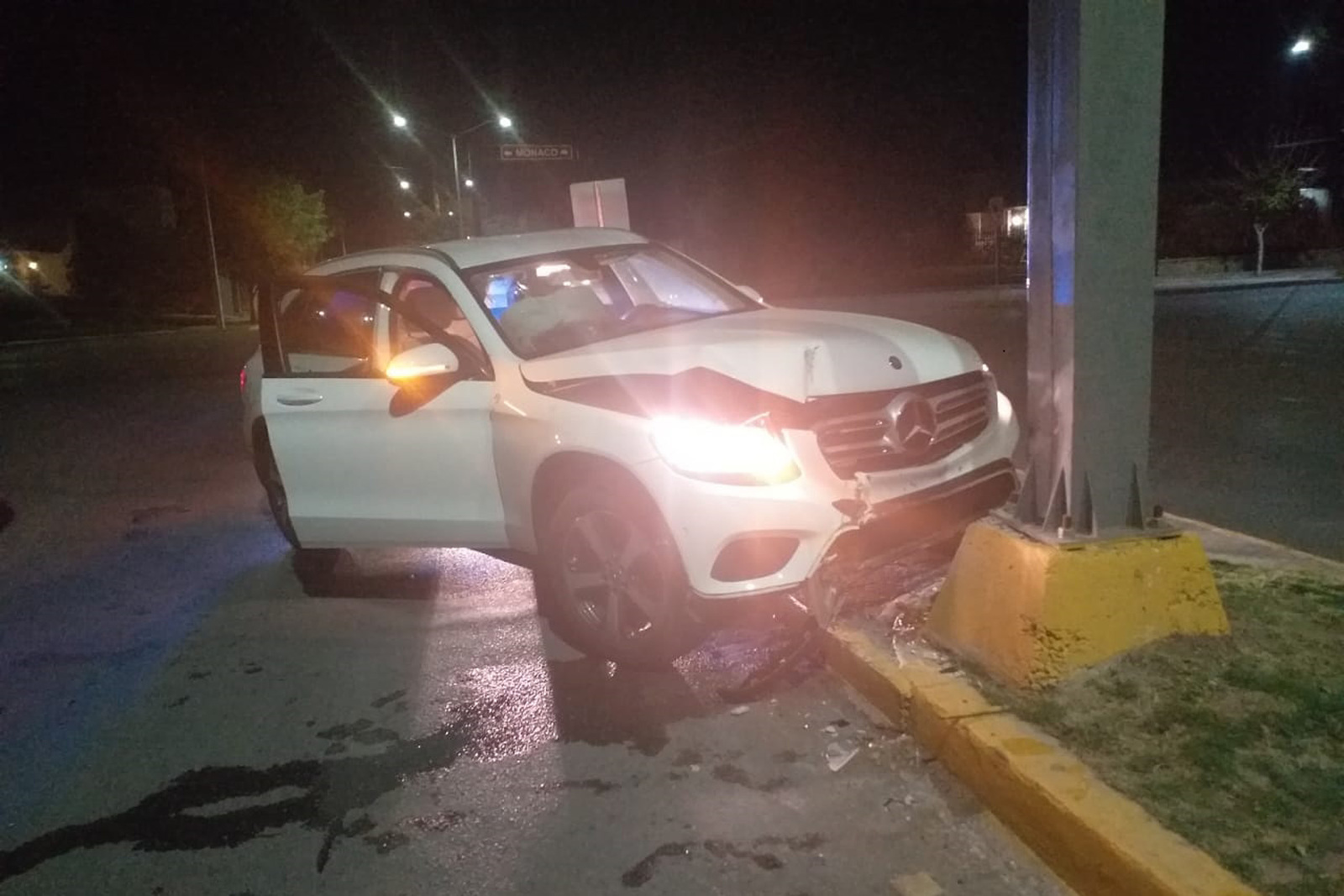 Accidente. Una camioneta Mercedes Benz se impactó contra un semáforo en la colonia San Isidro de la ciudad de Torreón. (EL SIGLO DE TORREÓN) 