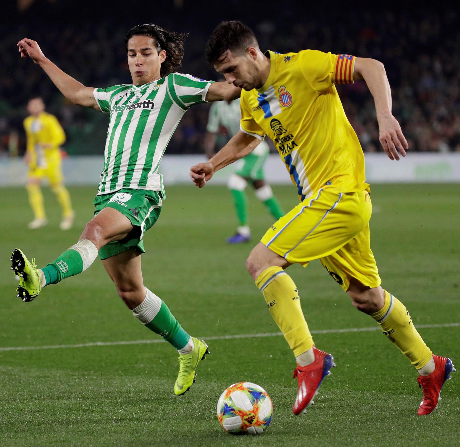 El mexicano del Real Betis Diego Lainez (i) pelea un balón con el defensa del Espanyol Javi López, en partido de Copa del Rey.