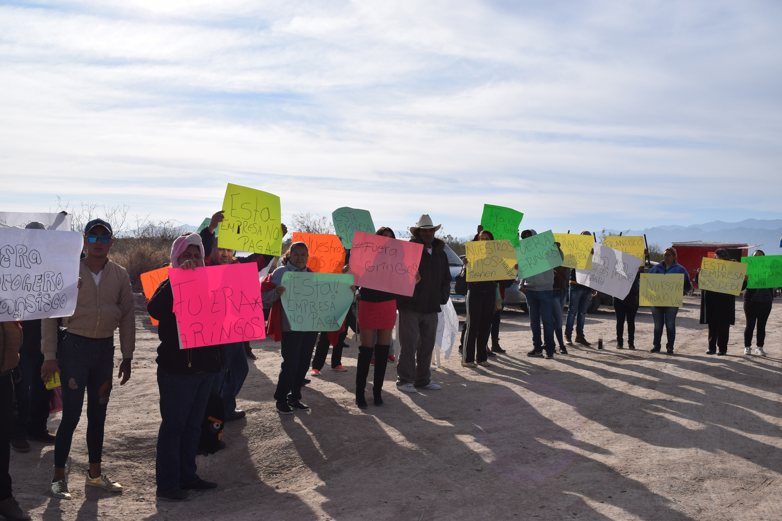 Manifestación. Sin interrumpir las obras, los familiares de los trabajadores del parque solar, se manifestaron.