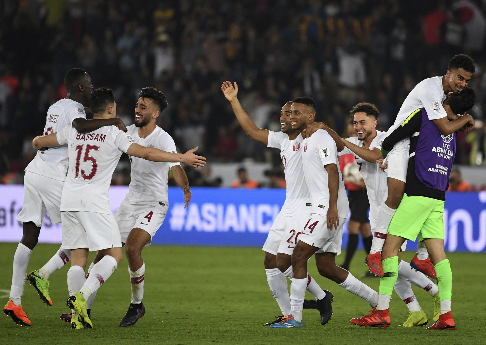 Los jugadores de Qatar celebran tras vencer 3-1 a Japón para coronarse campeones de la Copa Asia en Abu Dabi, Emiratos Árabes Unidos, ayer. (ARCHIVO)