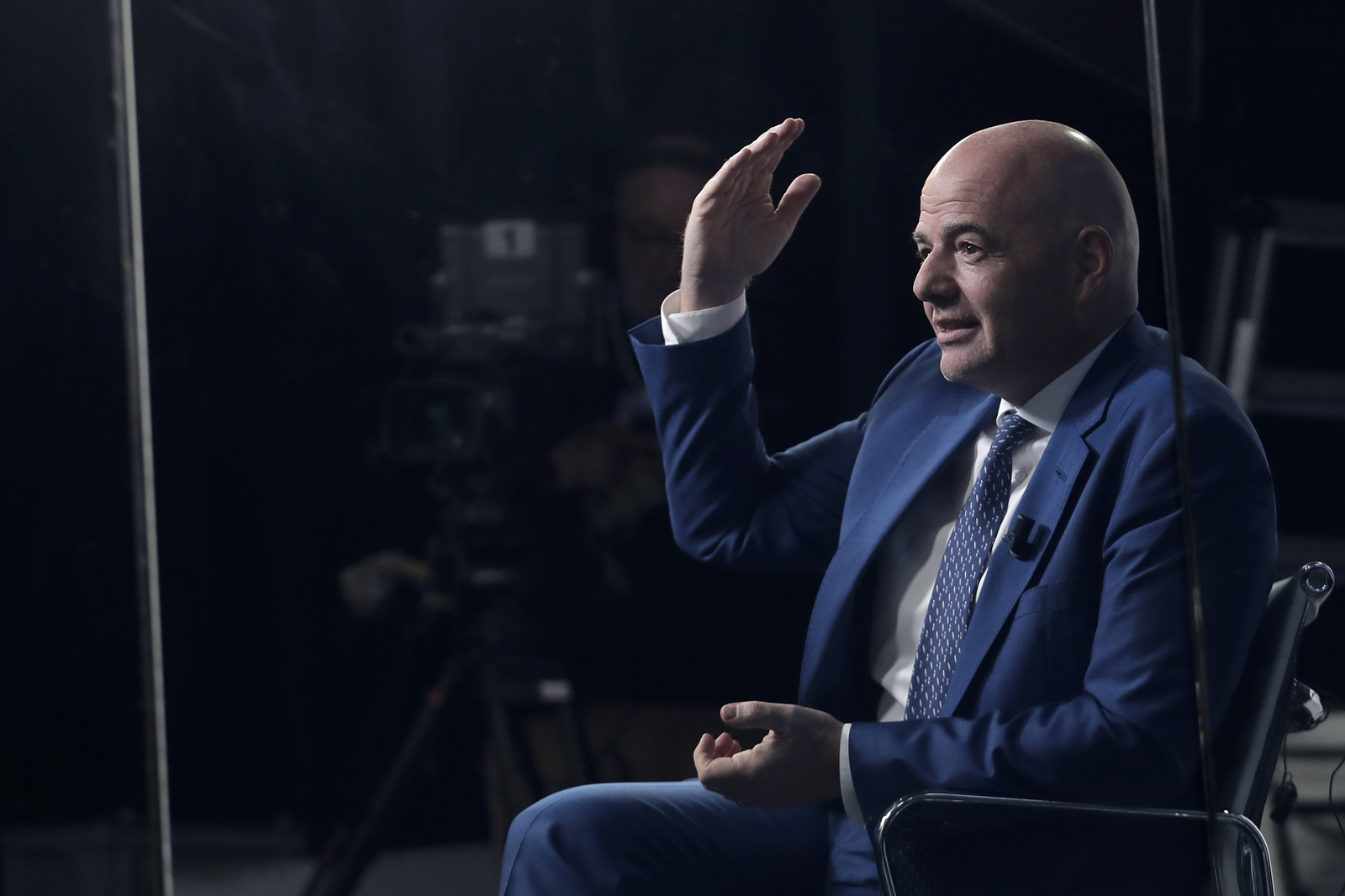 El presidente de la FIFA, Gianni Infantino, es visto en un estudio de televisión durante una entrevista en Davos, Suiza. (AP)