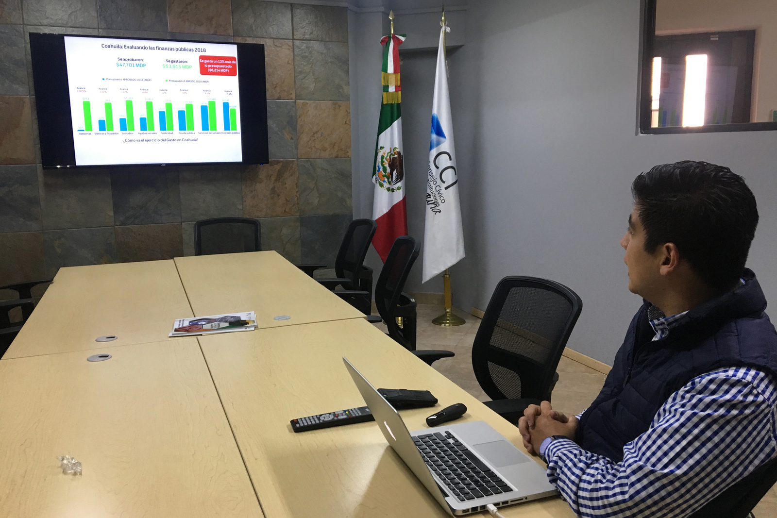 Cuenta pública. Luis Alfredo Medina, coordinador de Investigación del CCI muestra los gastos del Gobierno del Estado.