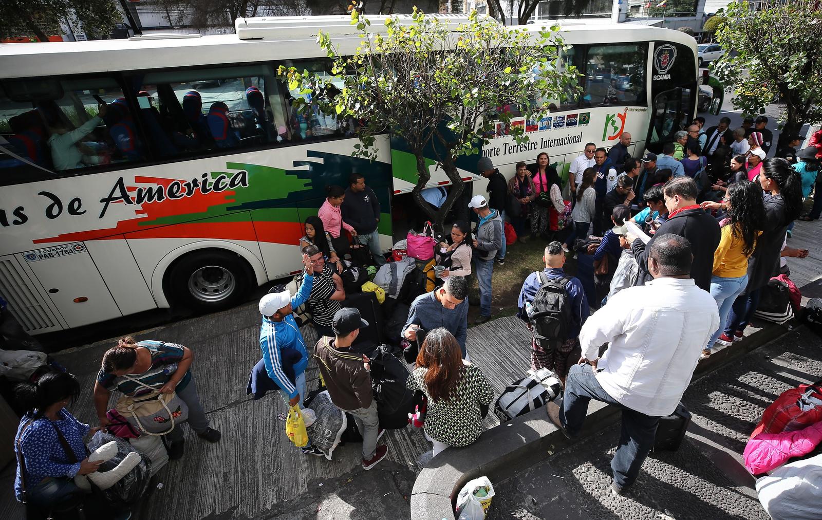 Retorno. Unos 180 venezolanos regresan ayer a su país en autobuses desde Quito.