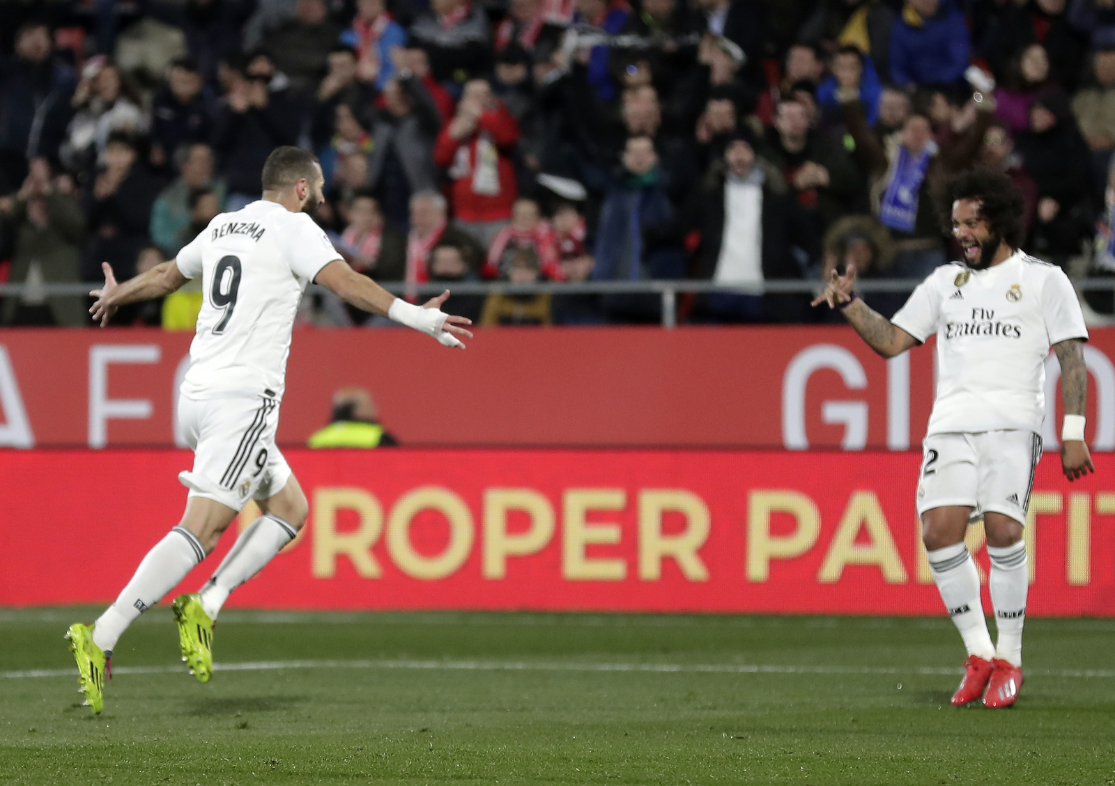 Karim Benzema (i), del Real Madrid, festeja tras marcar un gol junto a su compañero Marcelo. (ARCHIVO)
