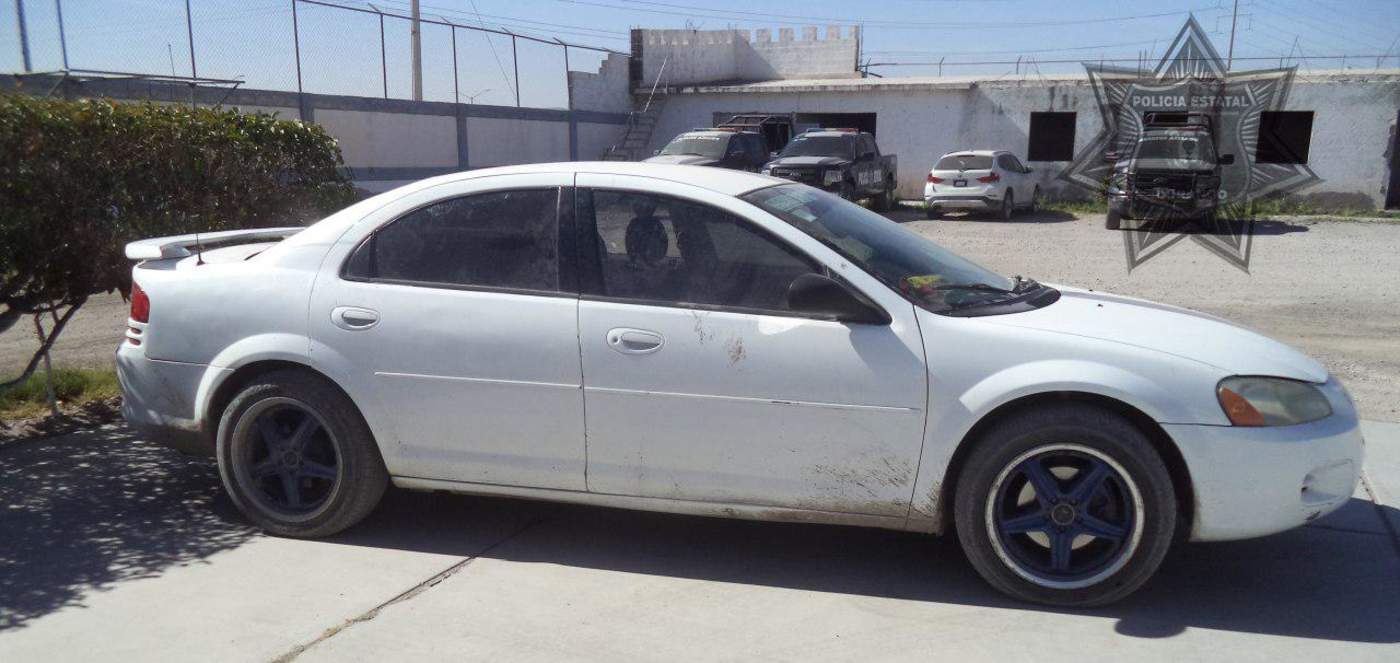 Los elementos de la Policía Estatal, recuperaron un vehículo marca Dodge, Stratus, 2002, blanco, que se encontraba abandonado sobre la calle Libia, de la colonia Leticia Herrera. (ESPECIAL) 