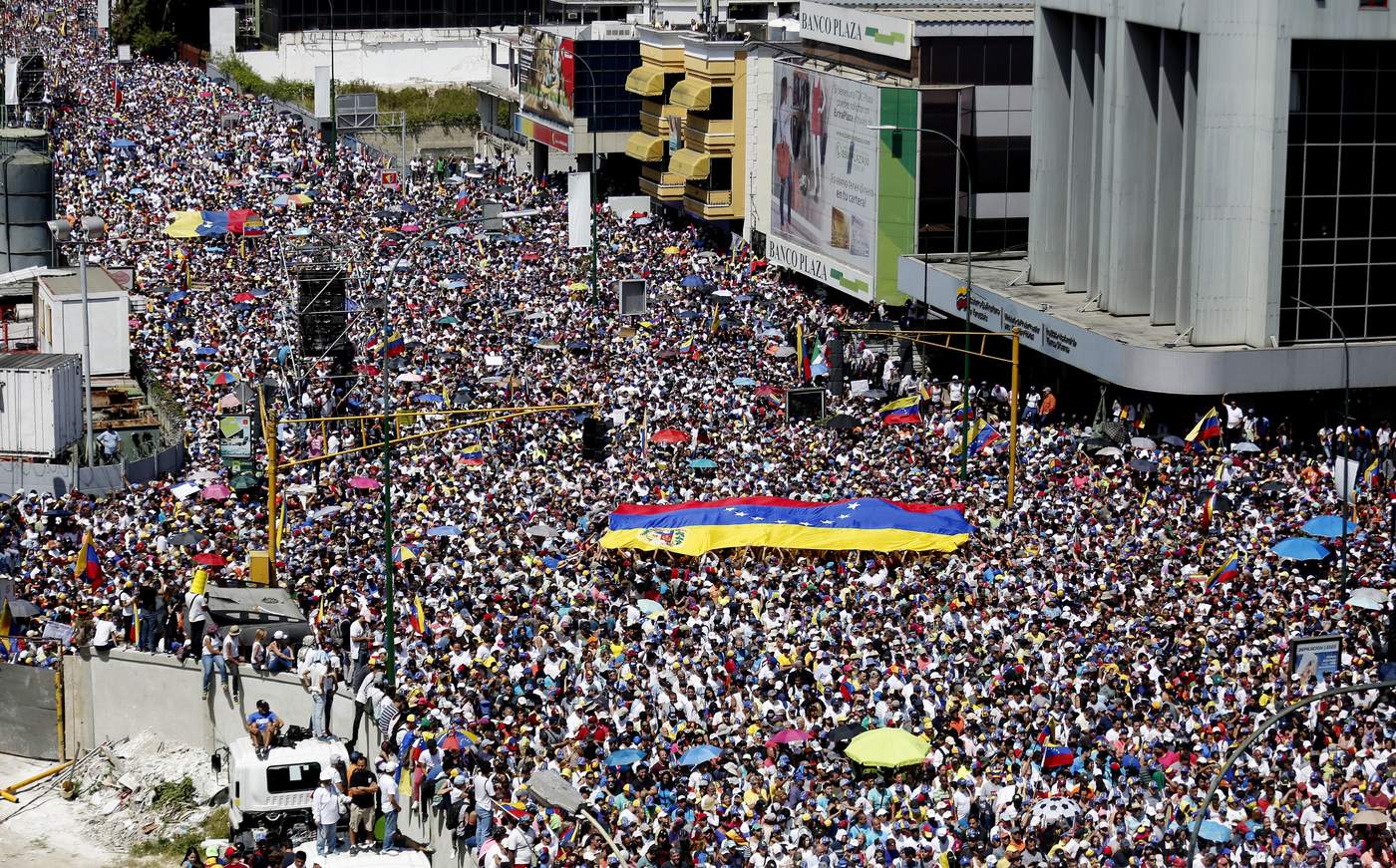 Opositores venezolanos se disponen a participar en una marcha contra el gobierno de Nicolás Maduro. (EFE) 