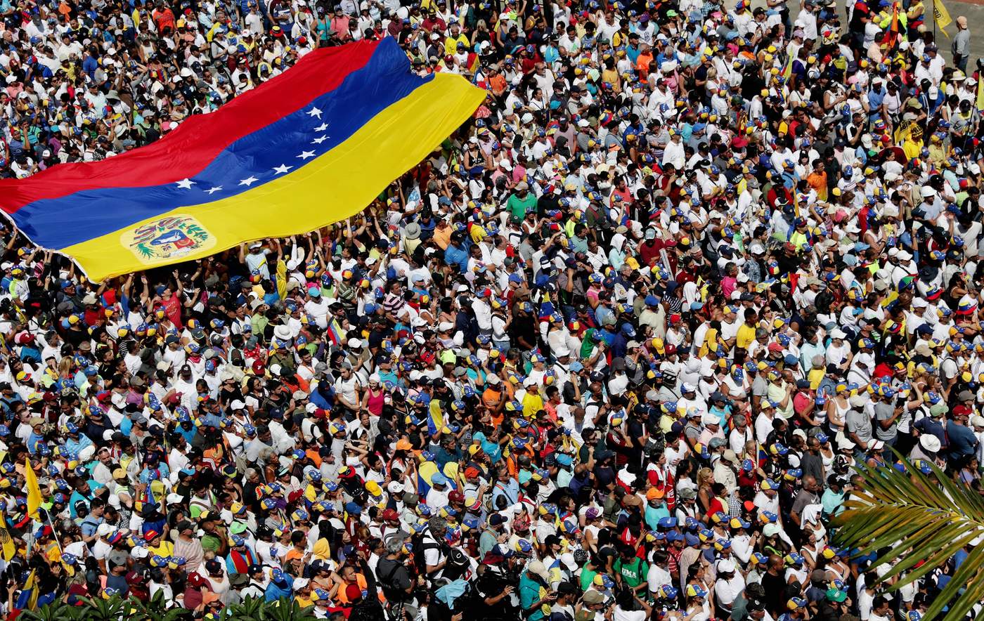 Miles de venezolanos han salido a las calles a expresar apoyo a Juan Guaidó y exigir la renuncia de Maduro. (EFE)