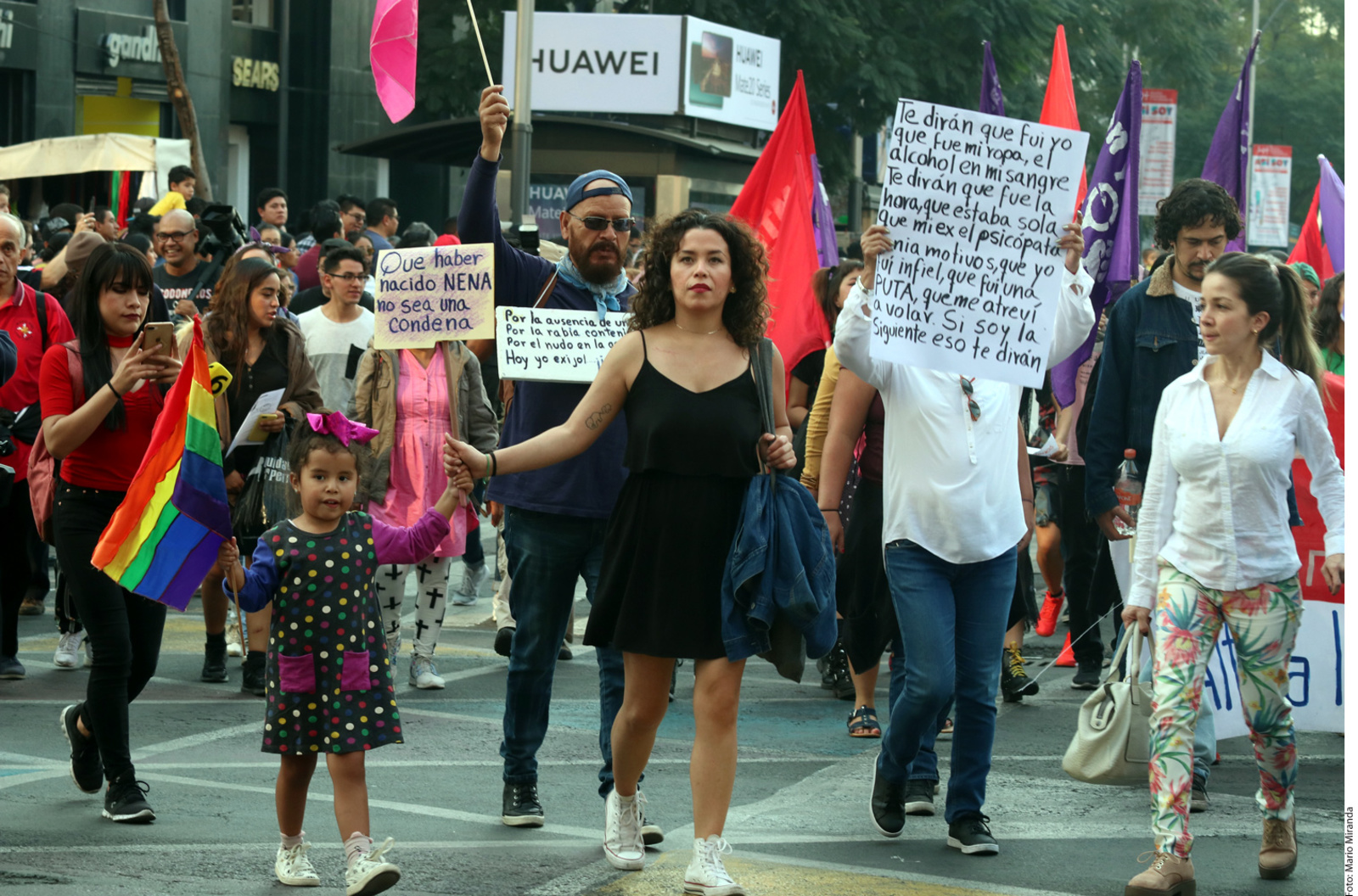 No se dejan. Cientos de mujeres protestaron en las calles del centro de la Ciudad de México, exigiendo respeto a sus derechos humanos.