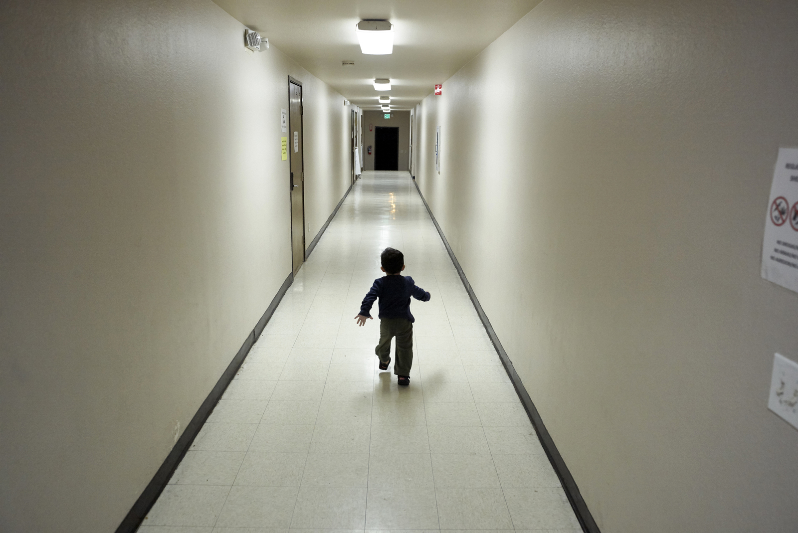 Caos. Un niño centroamericano corre tras su llegada de un centro de detención de inmigrantes a un albergue en San Diego.