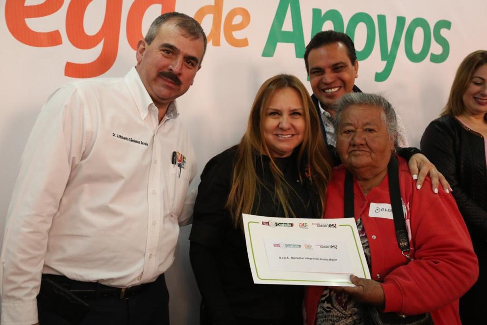 Apoyo. Marcela Gorgón, presidenta honoraria del DIF Coahuila, en la entrega de becas.
