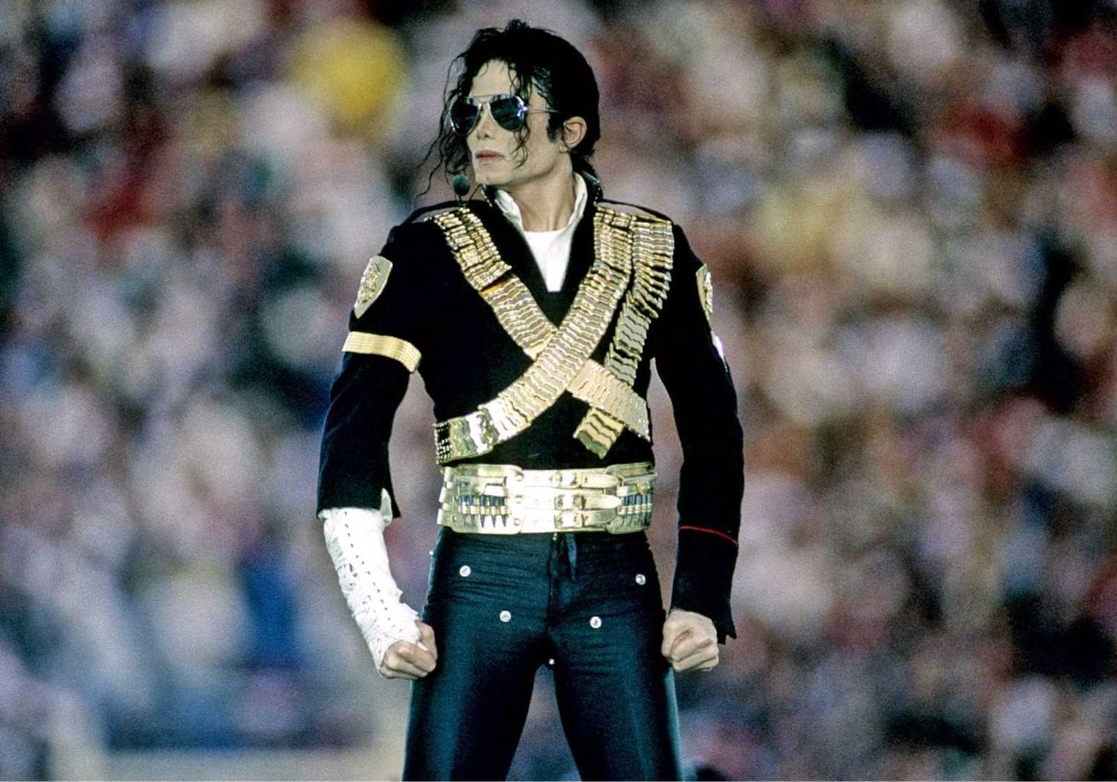 Suspenso. Michael Jackson inició su presentación permaneciendo quieto por más de un minuto. (ESPECIAL) 