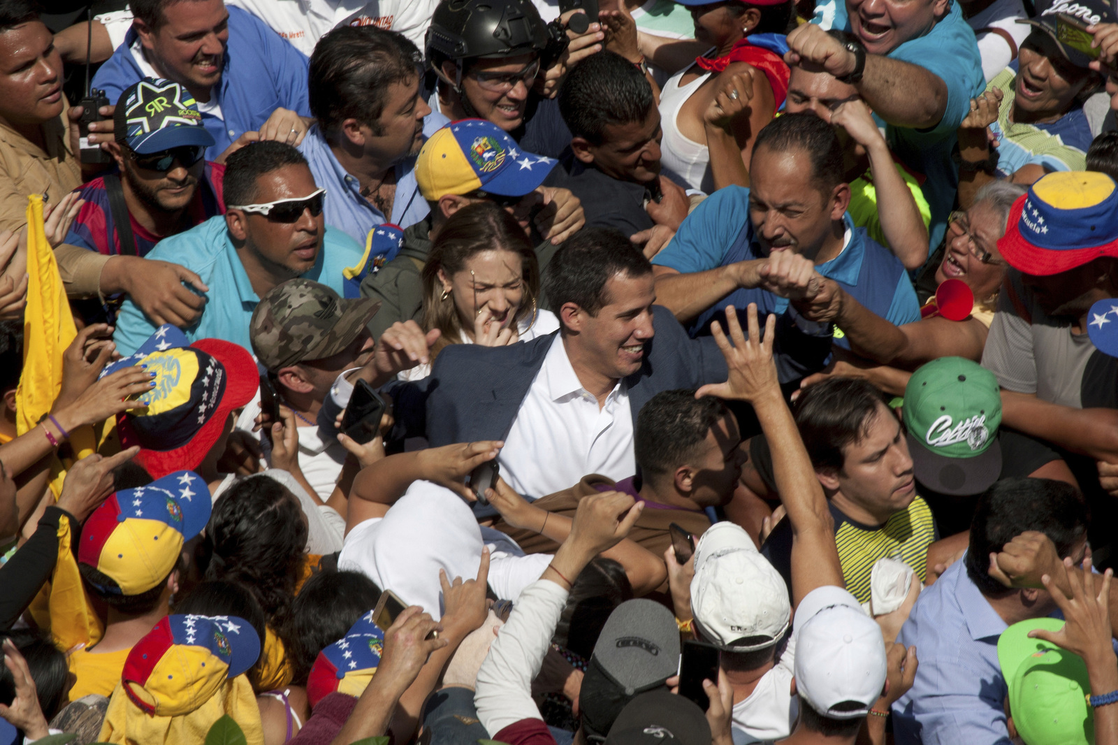 Una voz. Miles de Venezolanos salieron a las calles de Caracas para mostrar su apoyo al presidente autoproclamado Juan Guaidó, quien lanzó un llamado a más militares para que dejen a Maduro.
