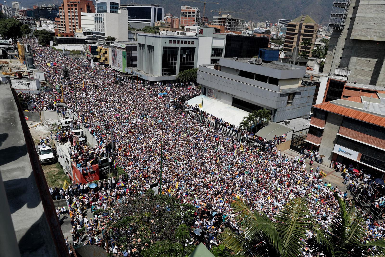 Vitoreado. Juan Guaidó exhibió ayer su capacidad de convocatoria en las calles de Venezuela al atraer a decenas de miles de personas.