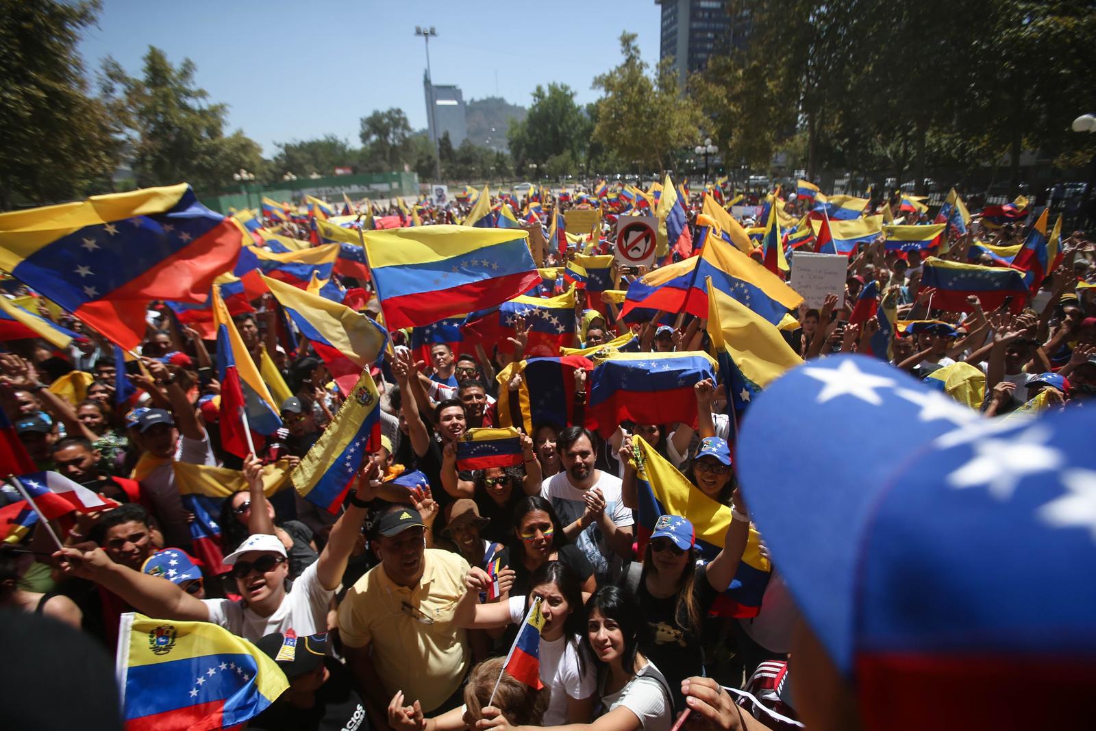 Cientos de venezolanos se dieron cita en el céntrico parque Bustamante en Santiago de Chile.