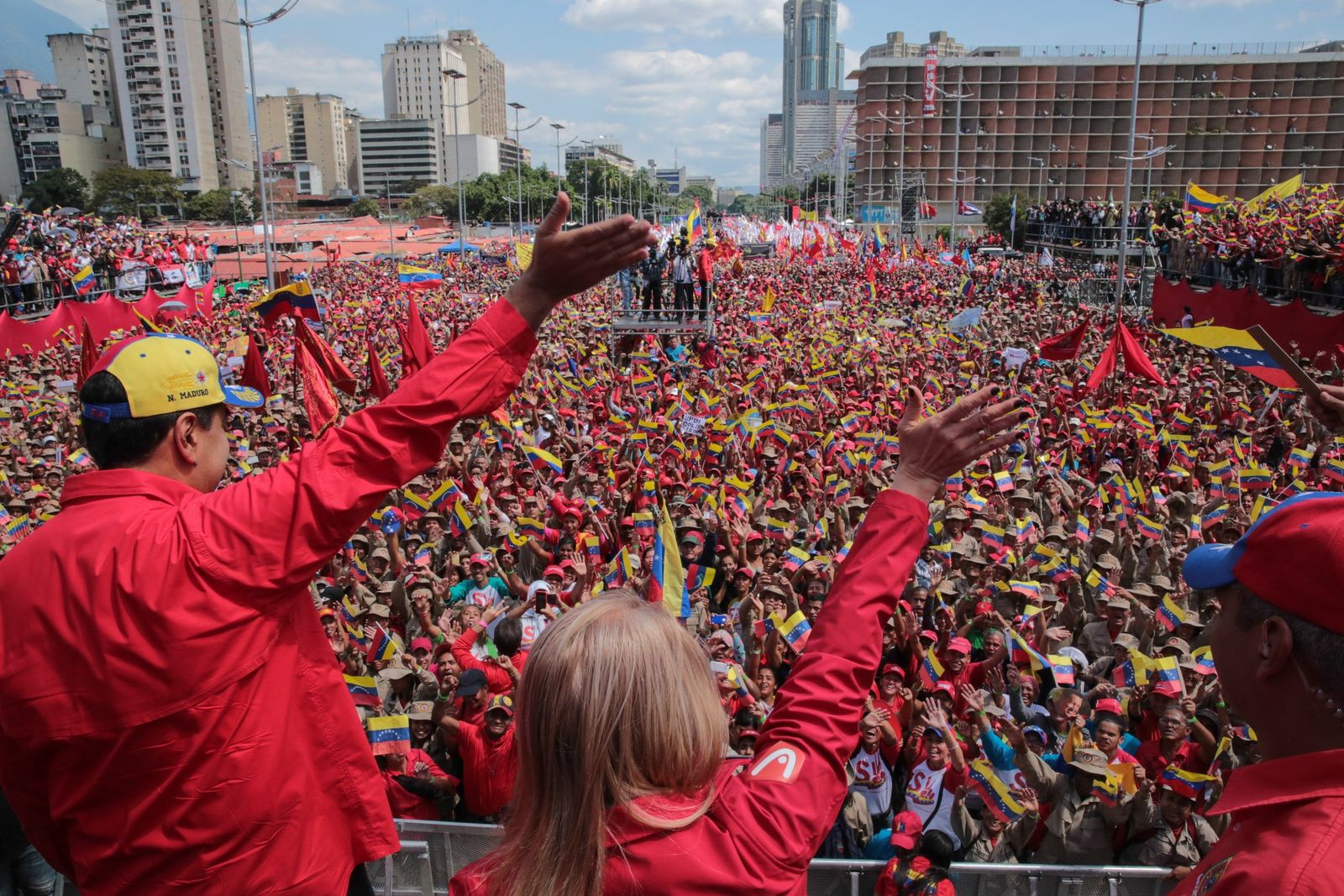 Respaldo. Nicolás Maduro, junto a su esposa Cilia Flores, cantó y pronunció un discurso con motivo del 20 aniversario de la llegada al poder del fallecido presidente Hugo Chávez.