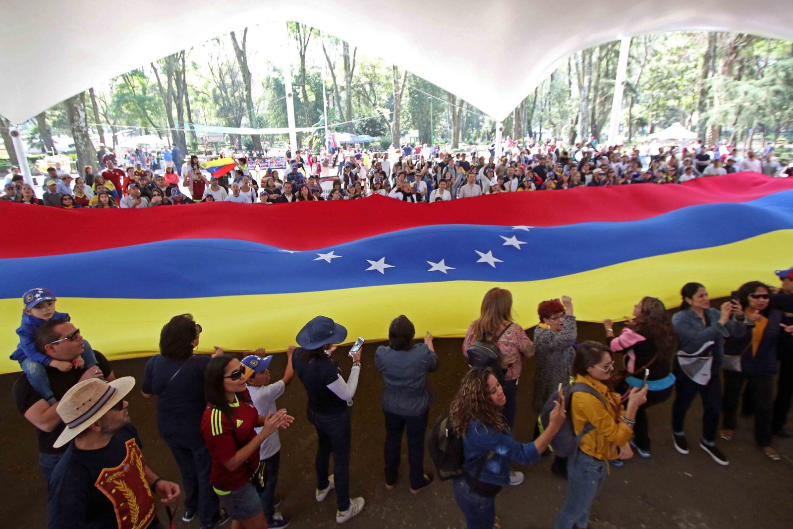 La comunidad venezolana en México se manifiesta en el foro al aire libre Hermanos Soler.