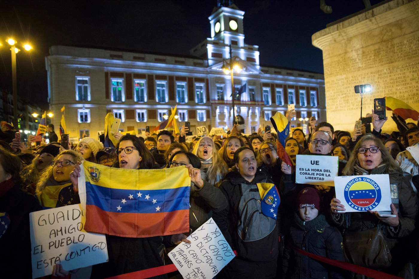 
Cientos de personas acudieron a la Puerta del Sol, en Madrid, para mostrar su apoyo a Guaidó.

