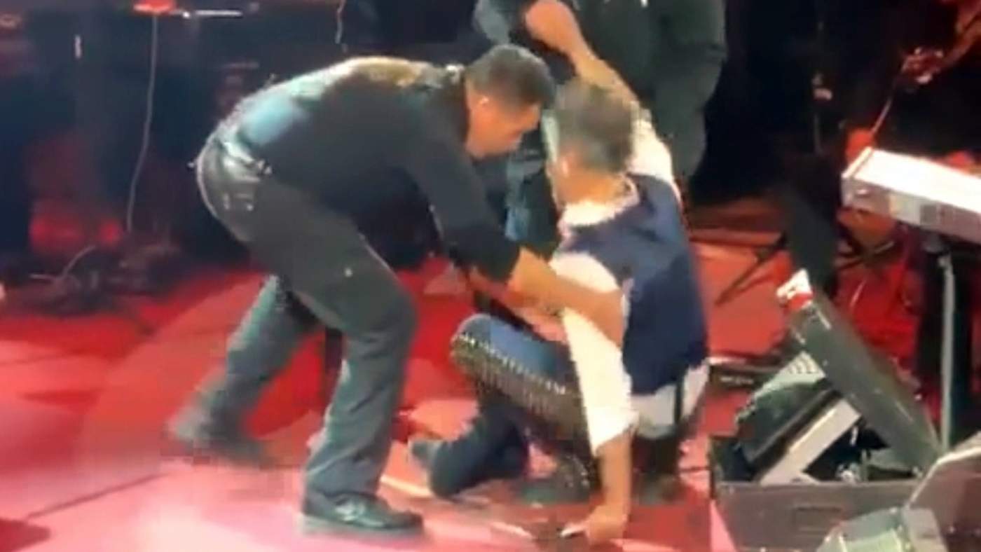 El cantante se cayó durante una presentación que ofreció en el palenque de la Feria de León, Guanajuato. (Especial)