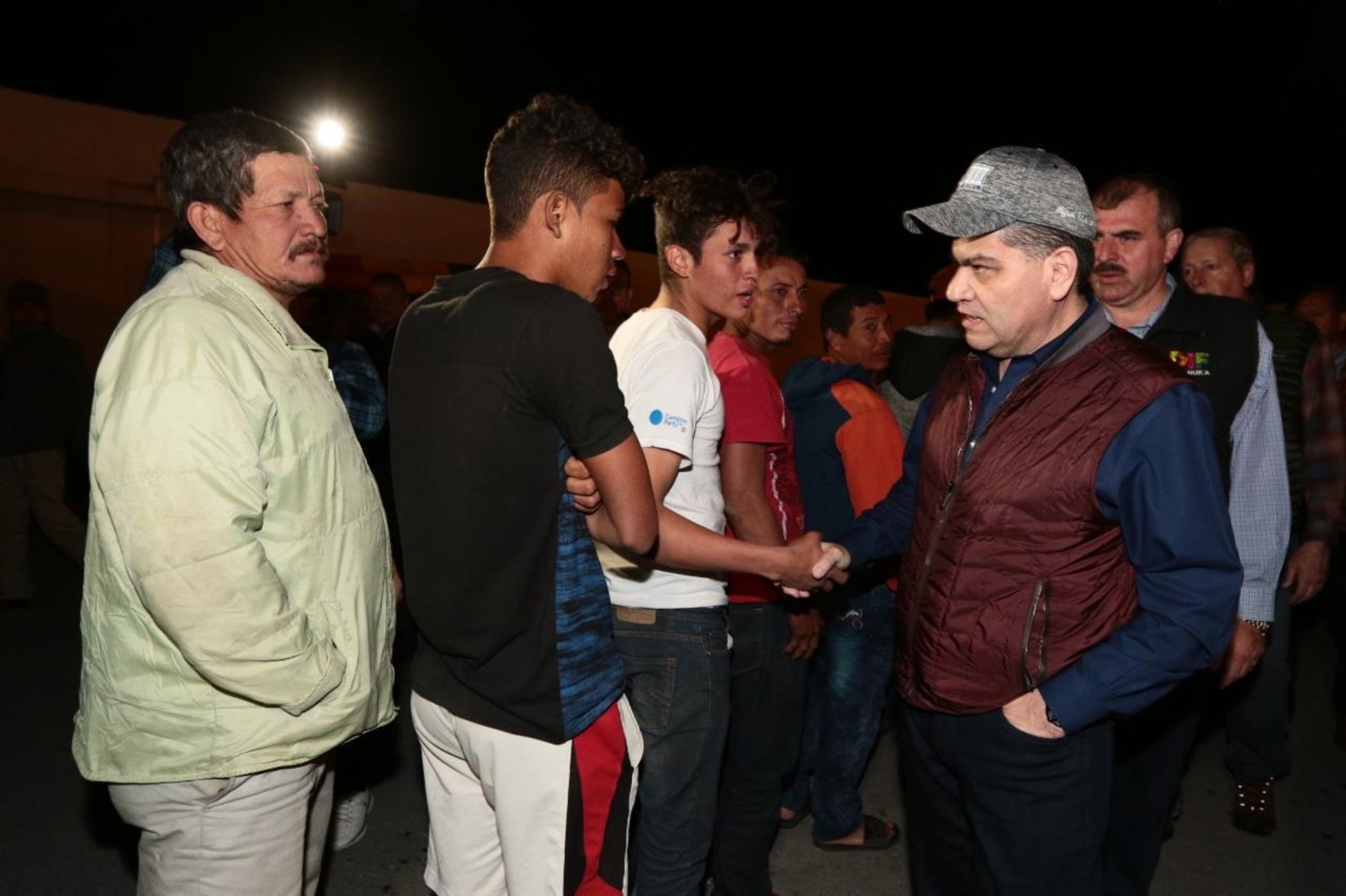 Visita. El gobernador del estado, Miguel Riquelme Solís, visitó a los migrantes y les ofreció su apoyo.