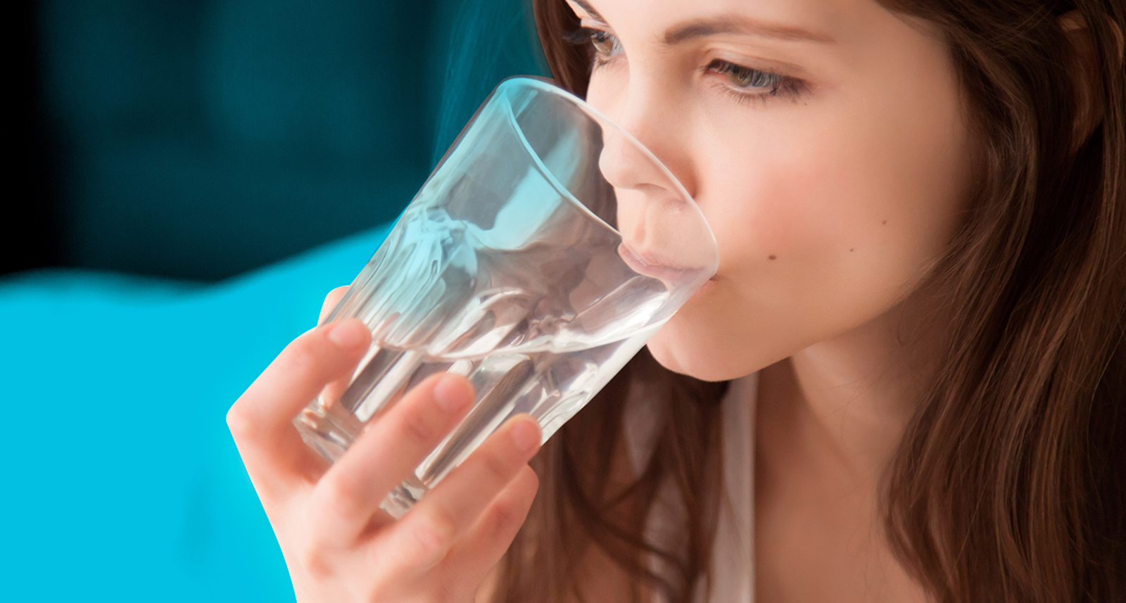 Deja a un lado refrescos y bebidas azucaradas. Que se te haga hábito tomar agua.