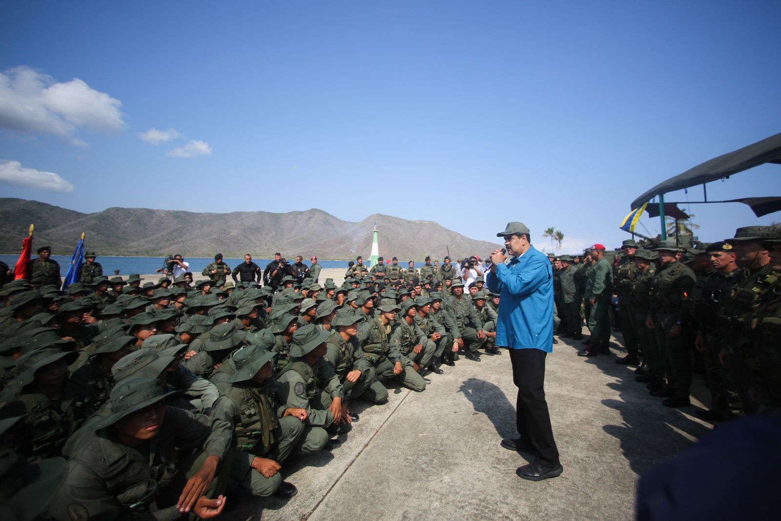Apoyado. Nicolás Maduro, durante un acto de gobierno pidió a los militares cuidar la 'unión' y 'lealtad'.
