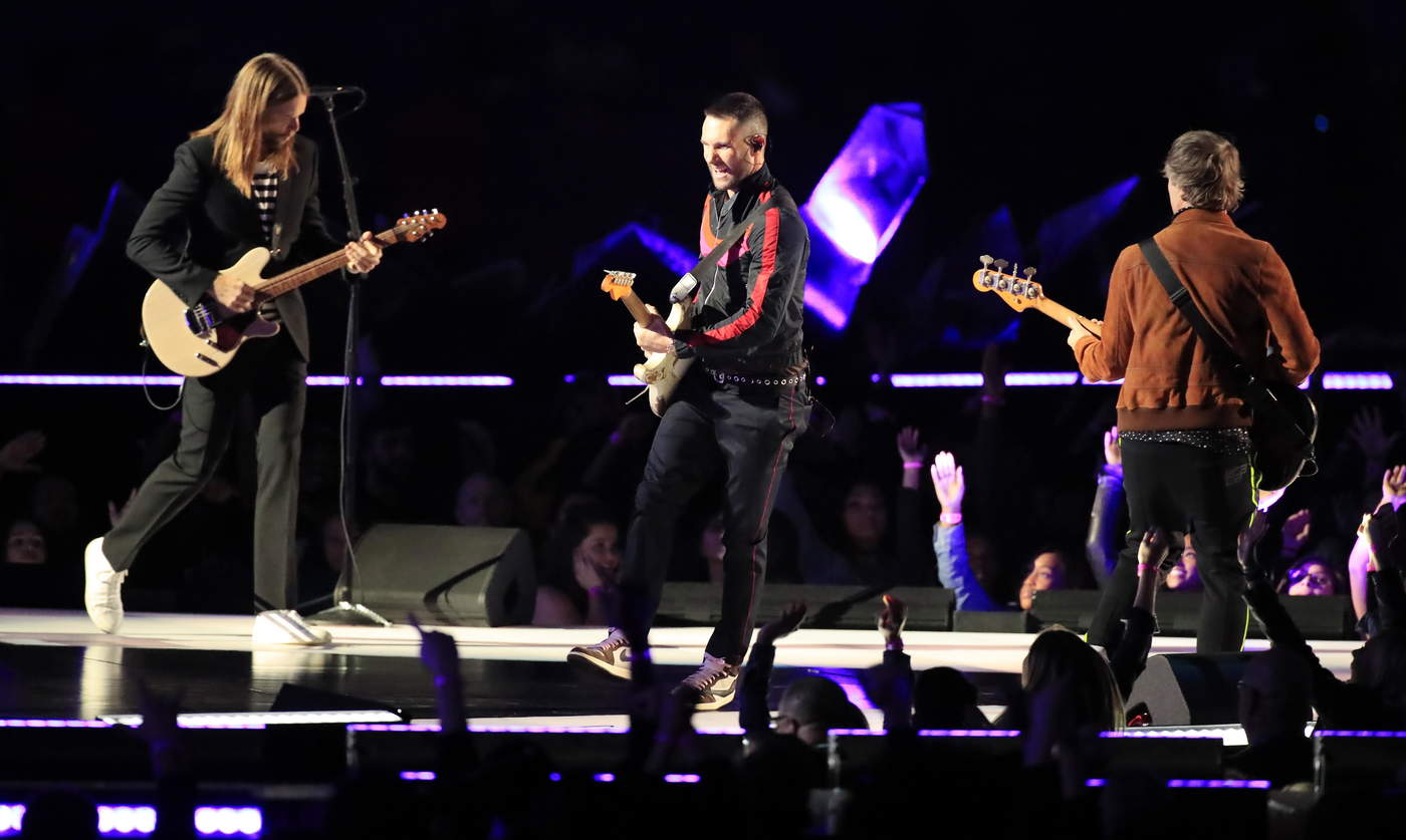 En el escenario. Con un espectáculo explosivo, Maroon 5 se presentó en el medio tiempo acompañados de Travis Scott y Big Boi.