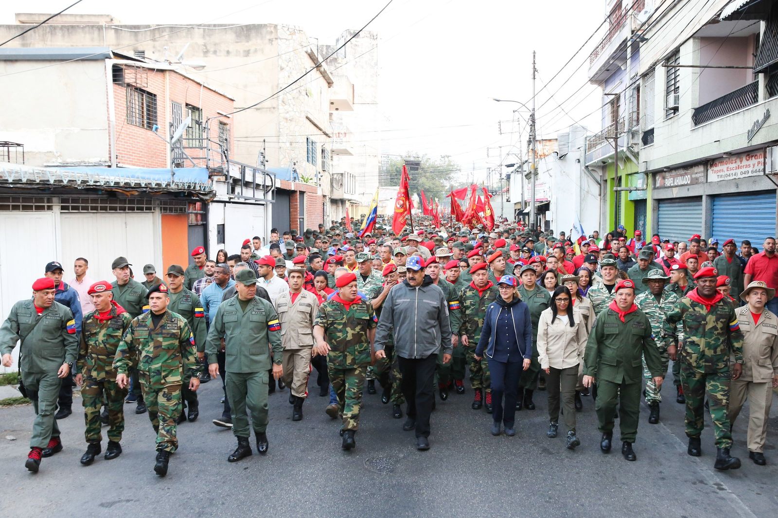 Apoyo. Nicolás Maduro marchó con militares ayer en la ciudad de Maracay, Venezuela. (EFE)