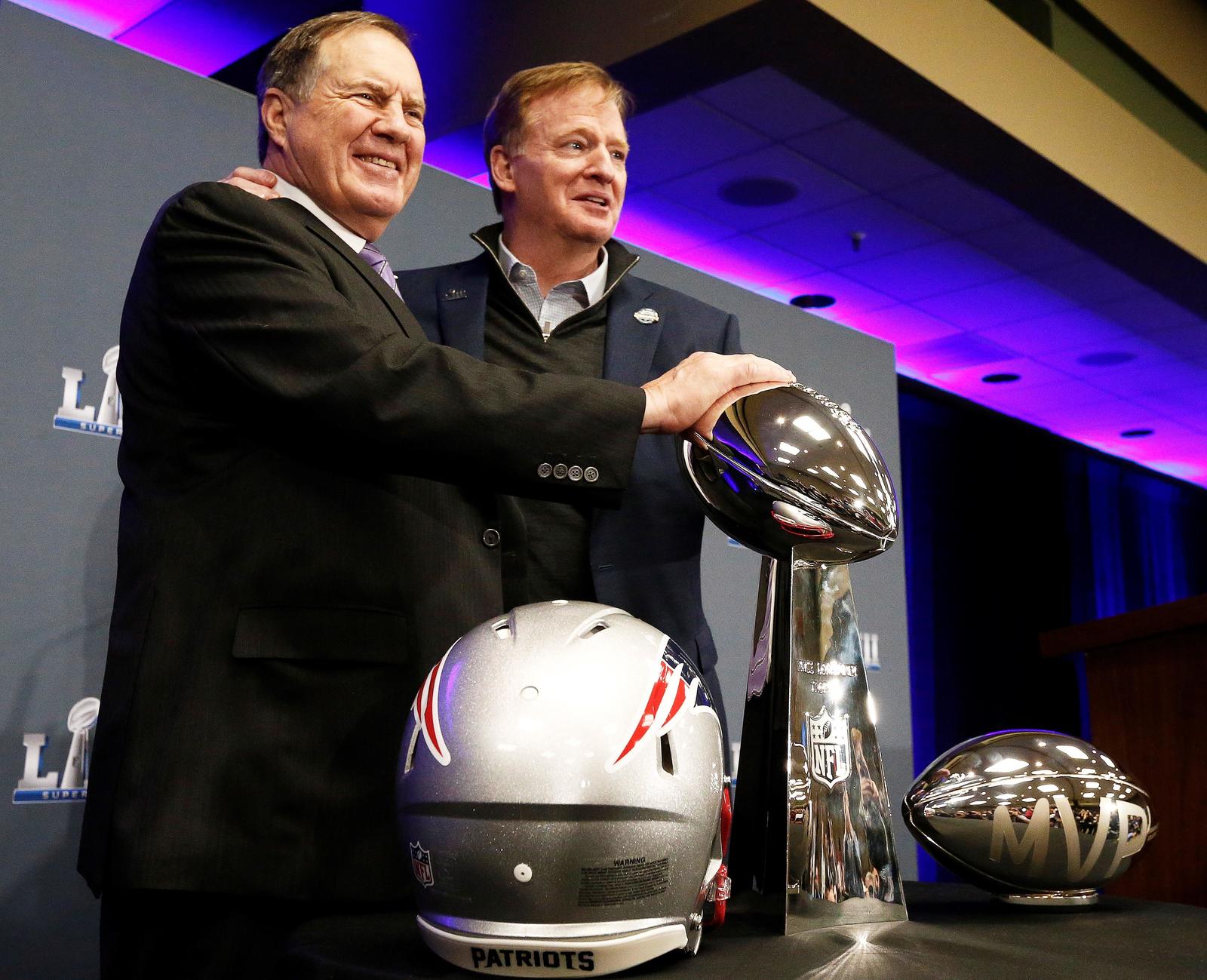 El entrenador de los Patriots de Nueva Inglaterra, Bill Belichick (i), y el comisionado de la NFL, Roger Goodell, en rueda de prensa en Atlanta.