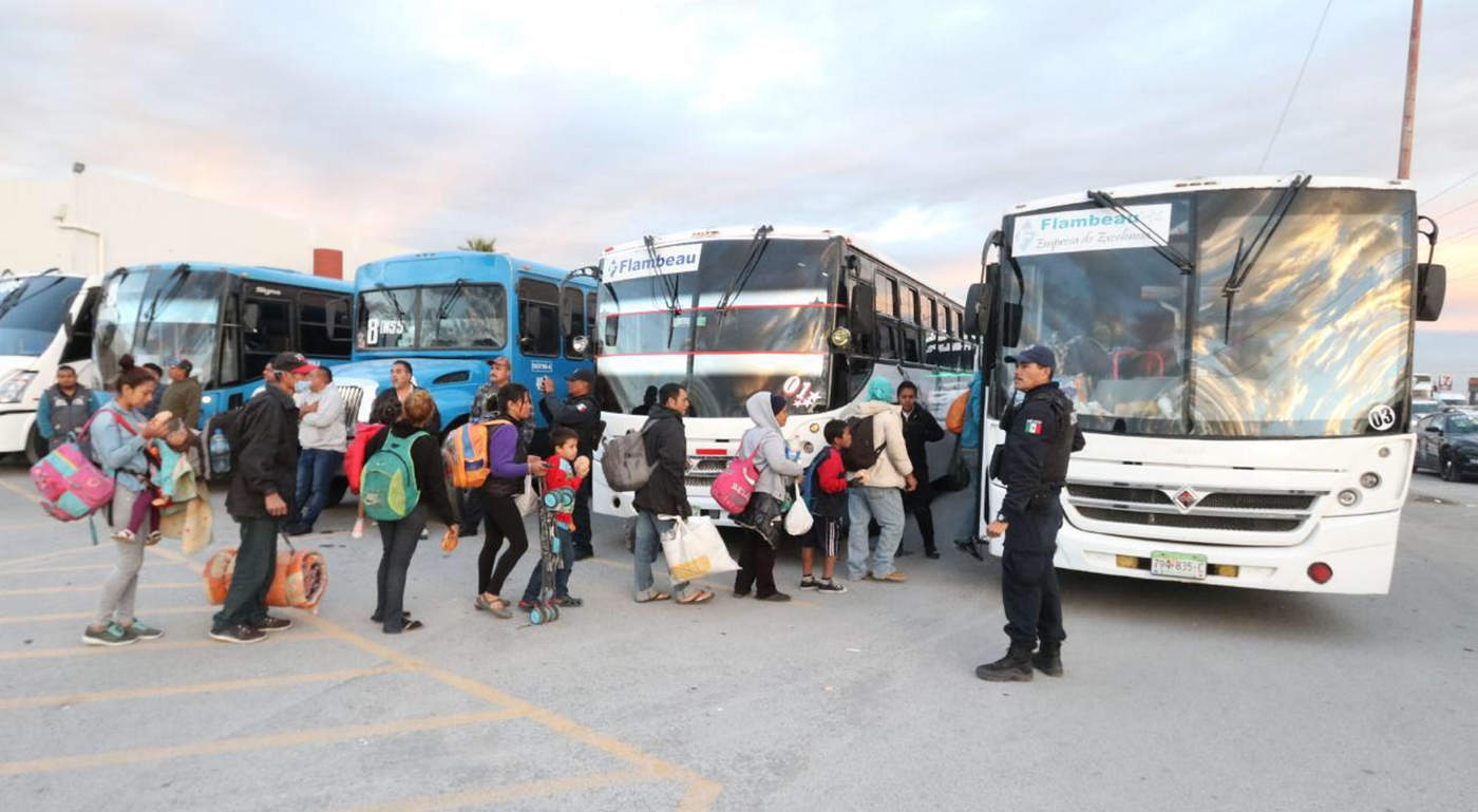 La tarde de ayer arribaron a Piedras Negras alrededor de 50 autobuses en los cuales transportaron a mil 700 migrantes provenientes del sureste de Coahuila, quienes buscan asilo político en los Estados Unidos. (NOTIMEX)