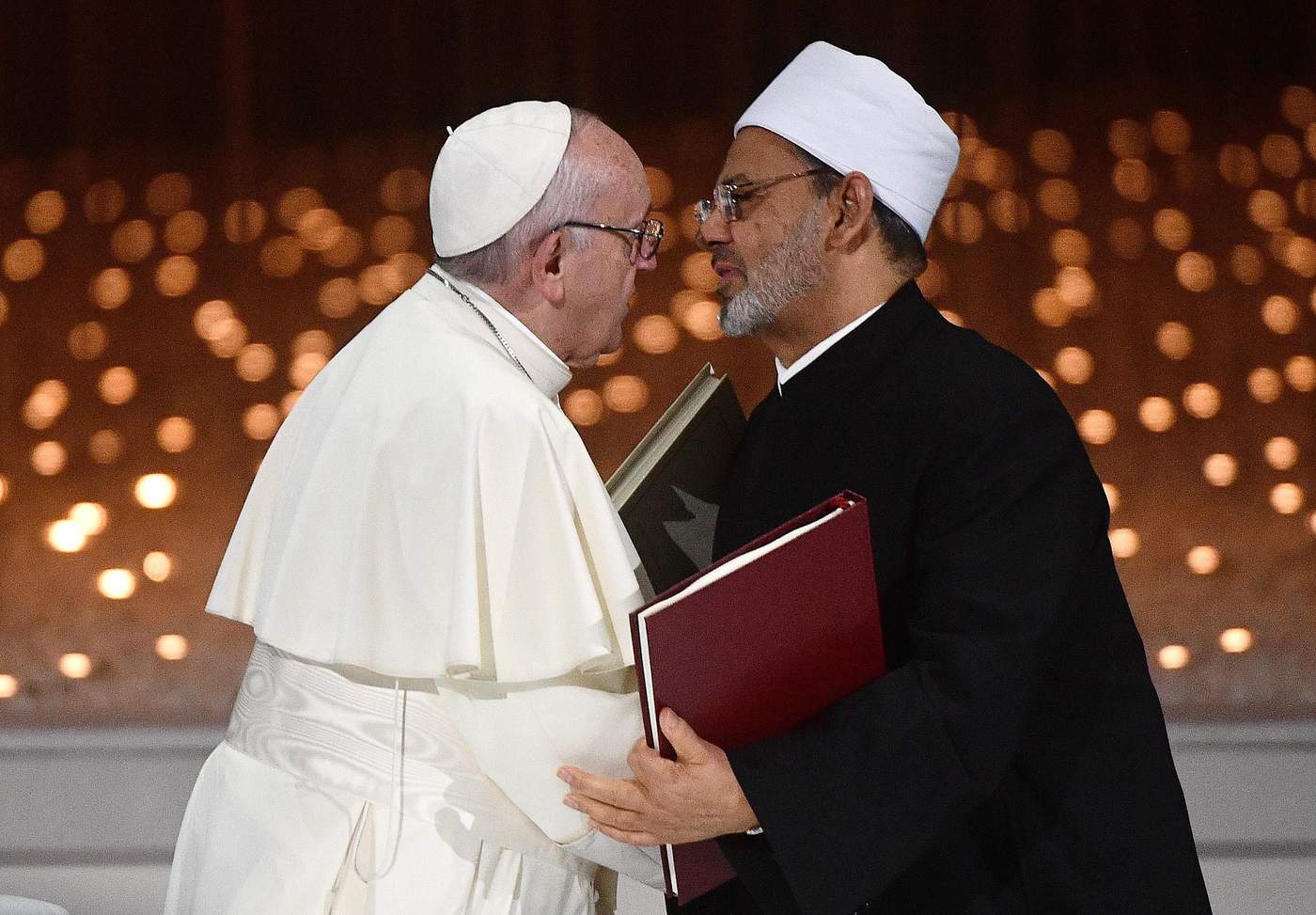 El Papa y el gran imán de la Mezquita de Al Azhar, Ahmad Al-Tayyib, suscribieron ayer un documento conjunto para condenar el extremismo religioso, rechazar el aborto, la eutanasia y por la defensa de las mujeres en el marco de la visita de Francisco a los Emiratos Árabes Unidos. (EFE) 