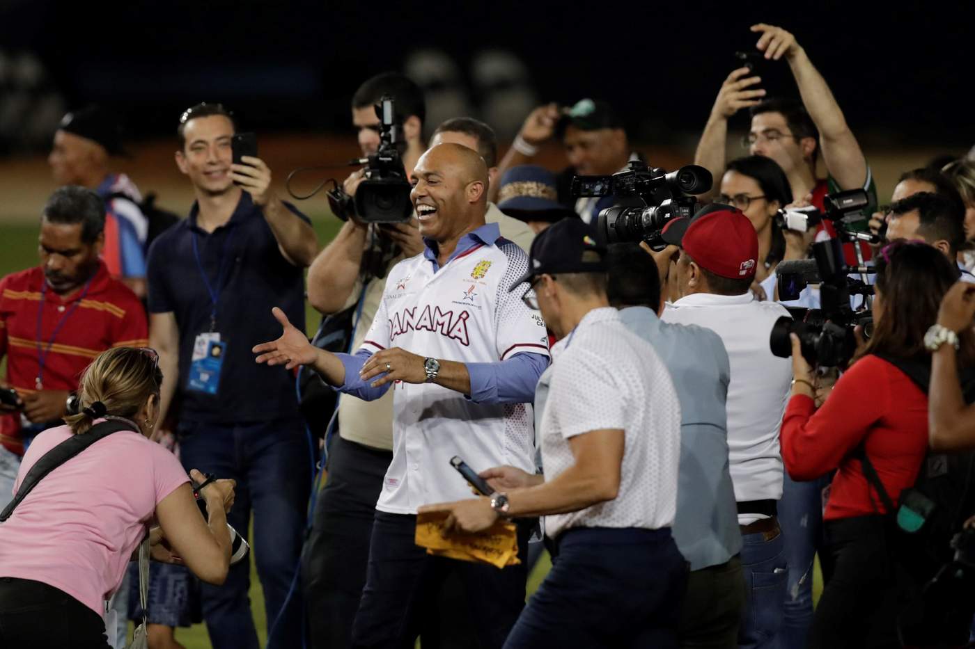 El ex lanzador de las grandes ligas de los Yankees de Nueva York y miembro del Salón de la Fama, el panameño Mariano Rivera (c), hace un lanzamiento de honor en el arranque de la Serie del Caribe. (EFE)