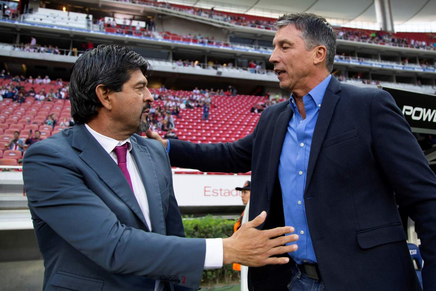 José Saturnino Cardozo y Robert Dante Siboldi se saludan en el Estadio Akron. (Jam Media)
