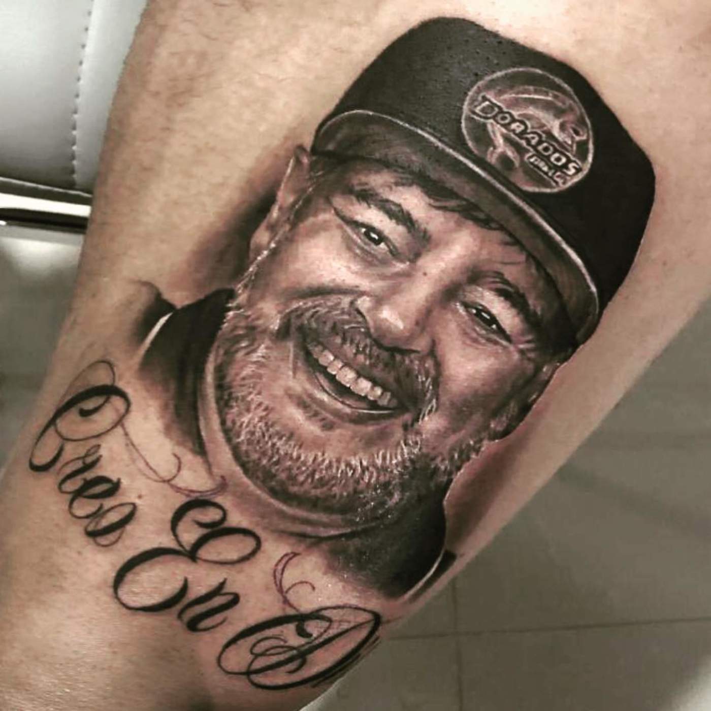 Gastón Servio se tatuó el rostro de Diego Armando Maradona en una pierna. (Especial)