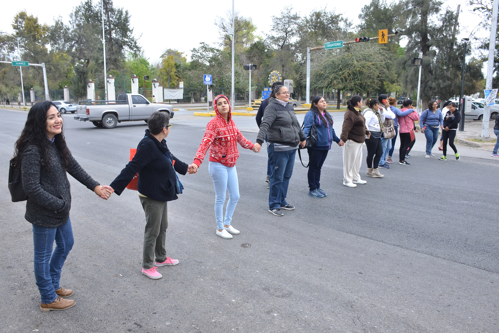 Cierran el paso. Las madres de familia bloquearon el paso de vehículos en el cruce de Cuauhtémoc y avenida Juárez. (FERNANDO COMPEÁN)