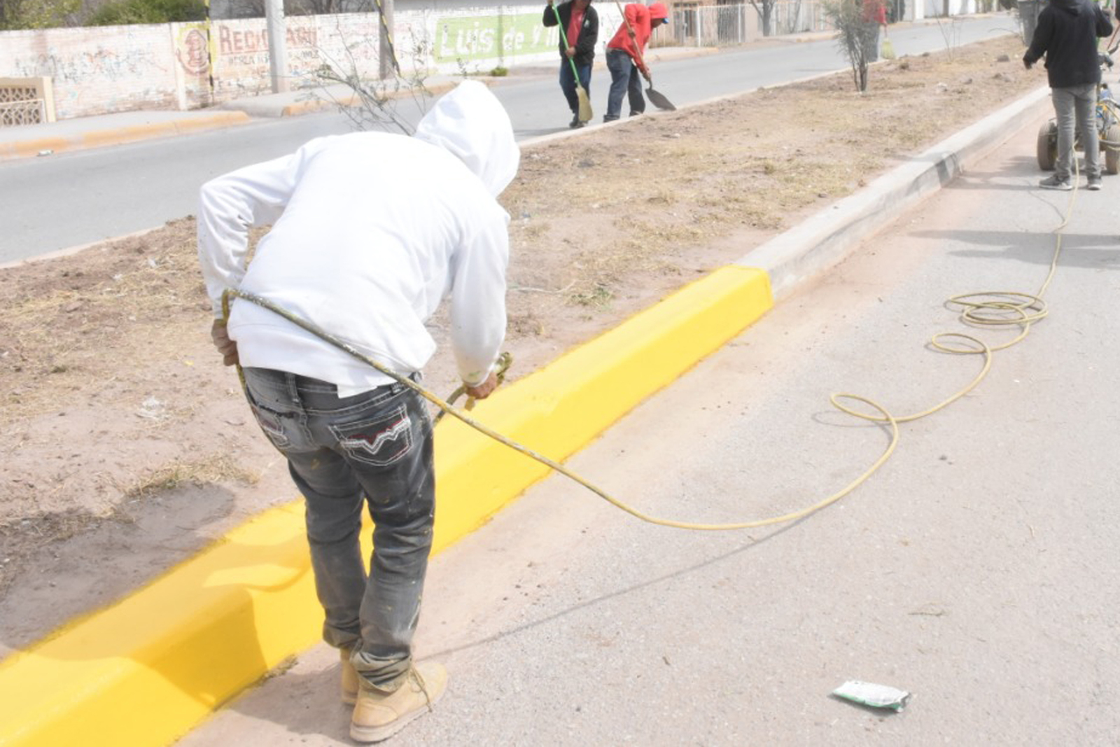 Una de las acciones que realizan además de la limpieza, es la pintura de cordonería de diversos espacios públicos y calzadas. (EL SIGLO DE TORREÓN)