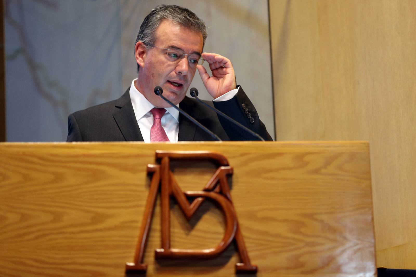 Alejandro Díaz de León, gobernador del Banco de México dará a concoer la decisión con relación a las tasas.