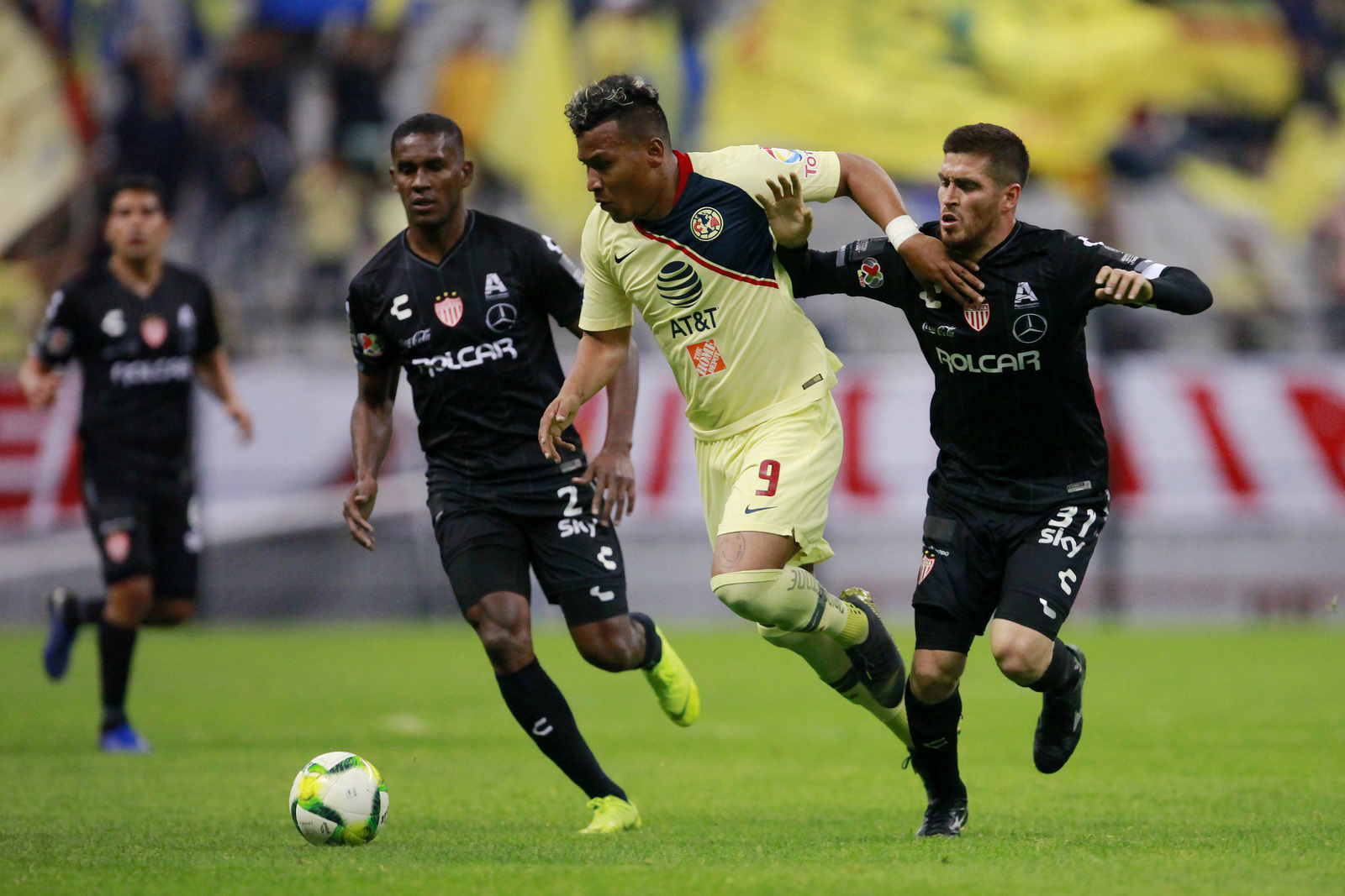 Roger Martínez (i), del América, y Ventura Alvarado, del Necaxa, disputan el balón durante el juego de la jornada 5 de la Copa MX.